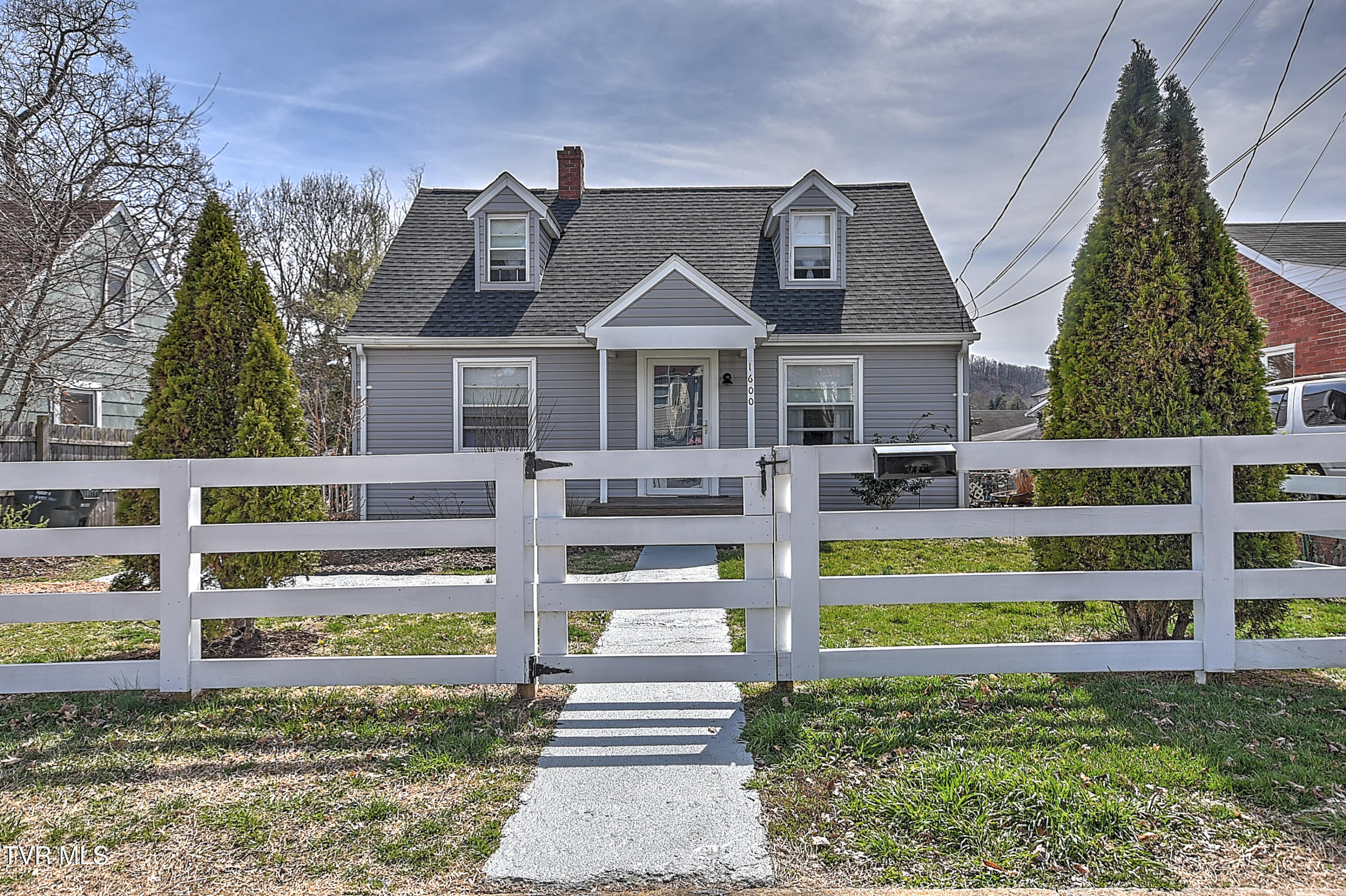 1600 Norway Street Property Photo 1