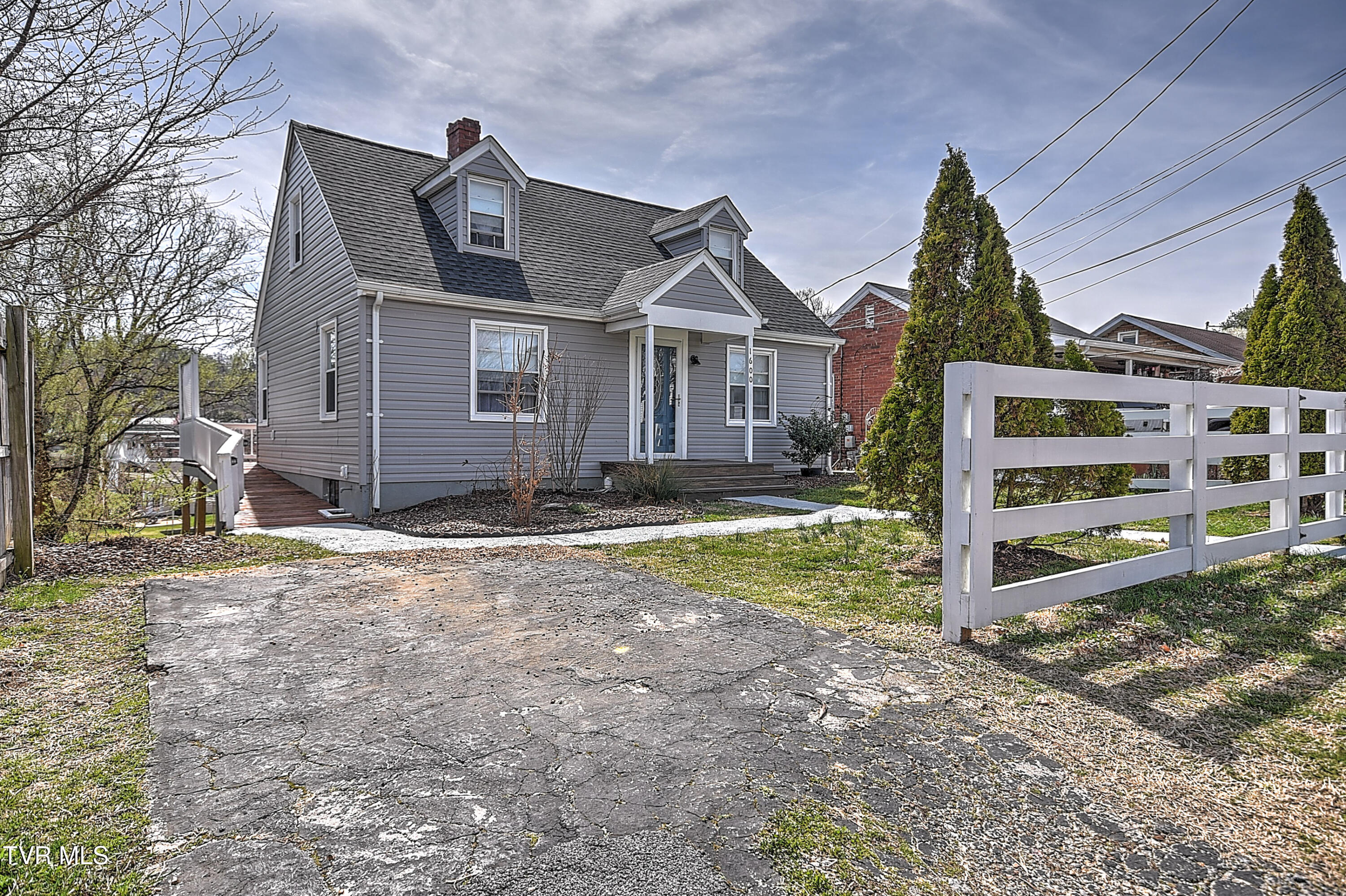 1600 Norway Street Property Photo 3