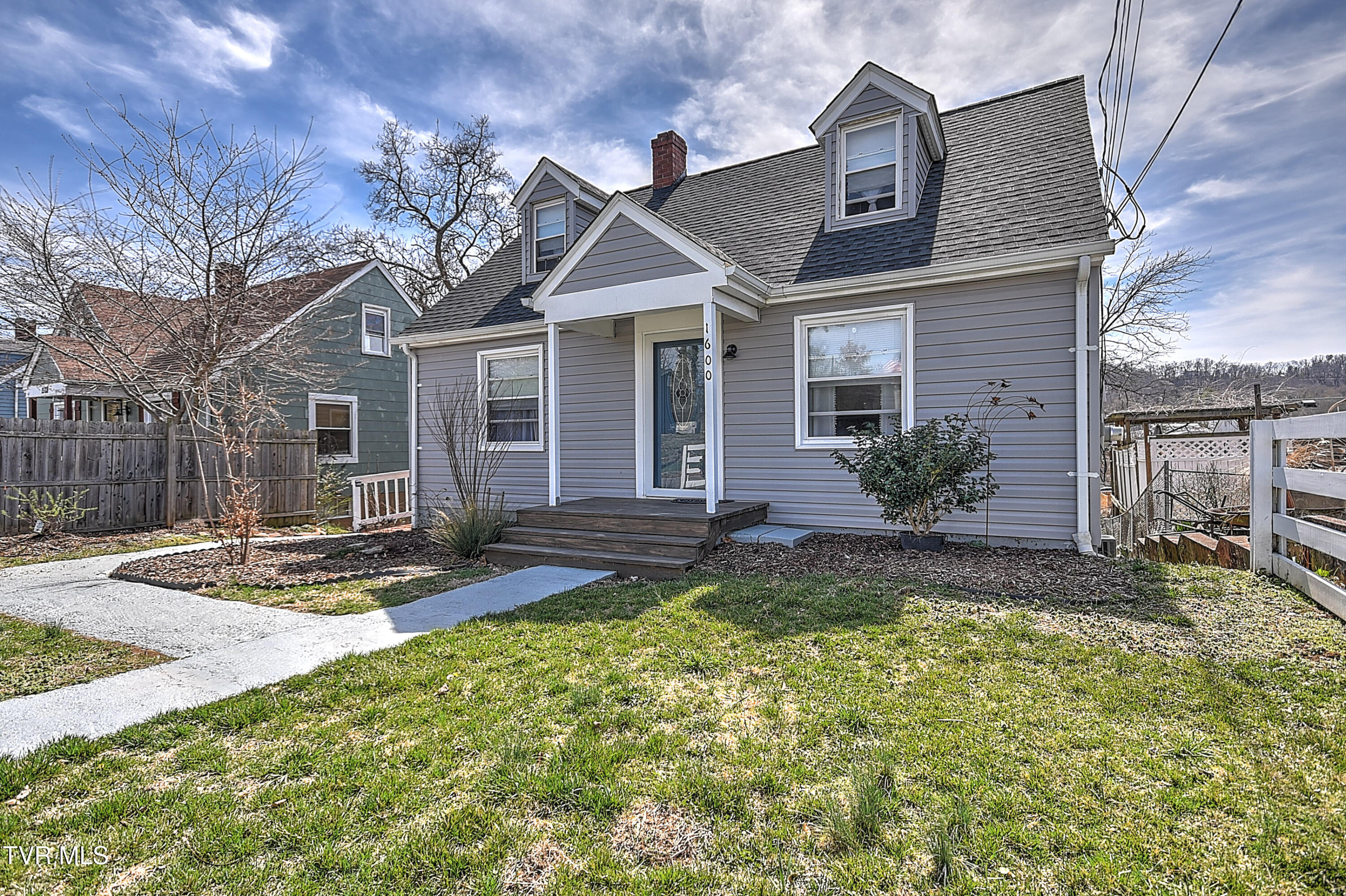 1600 Norway Street Property Photo 4