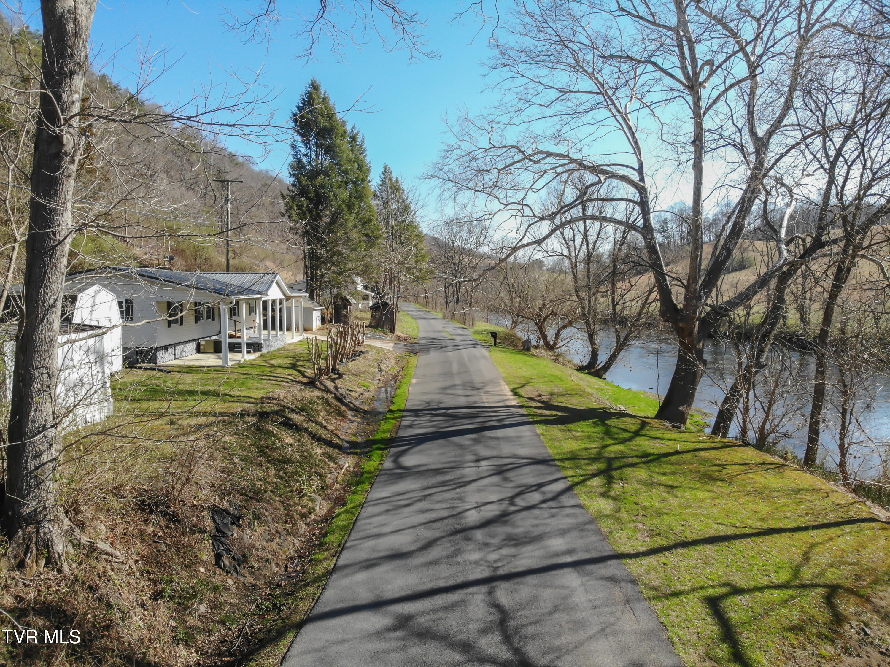26135 North Fork River Road Property Photo 4