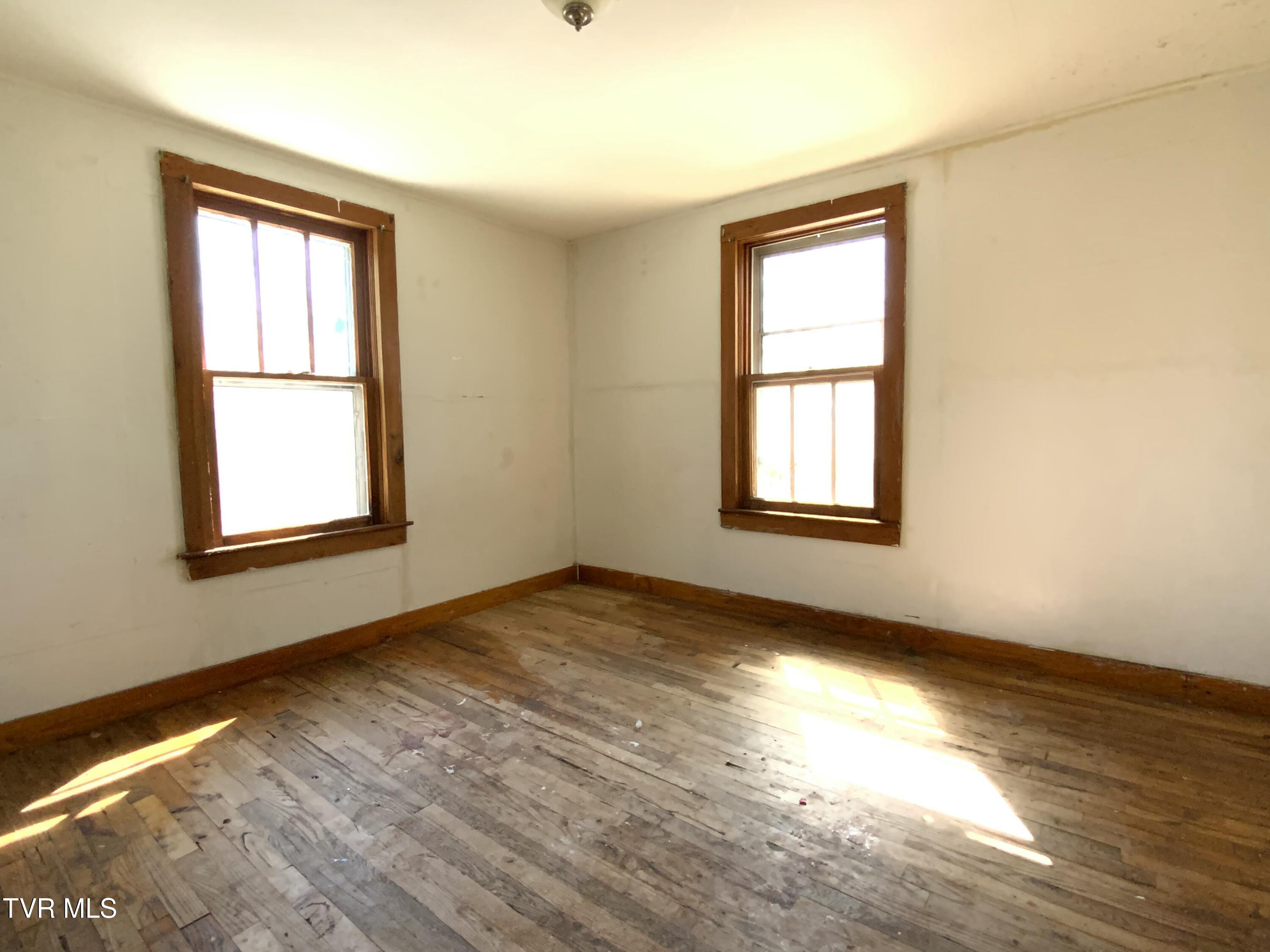229 235 Henard Road Property Photo 8