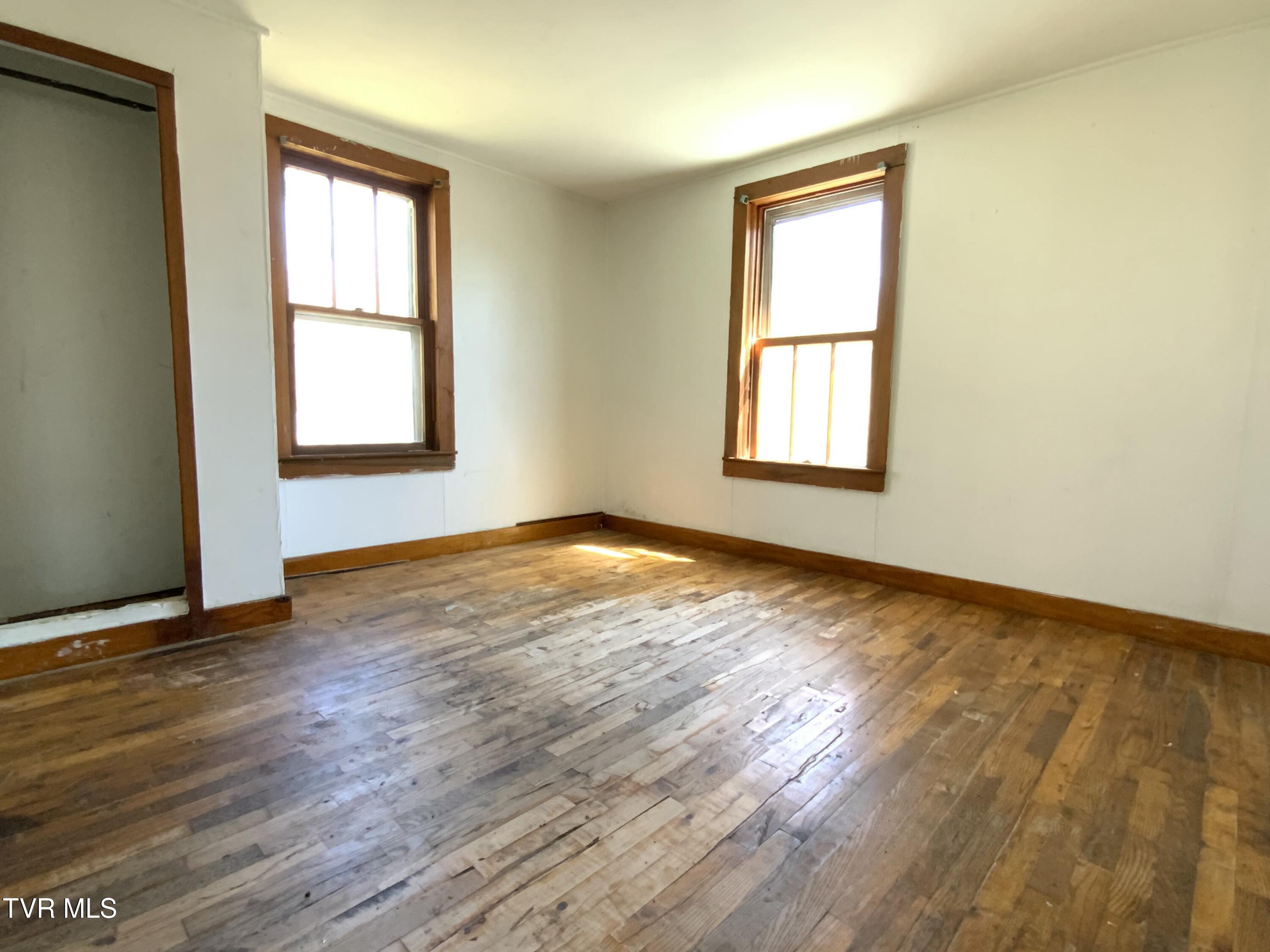 229 235 Henard Road Property Photo 10