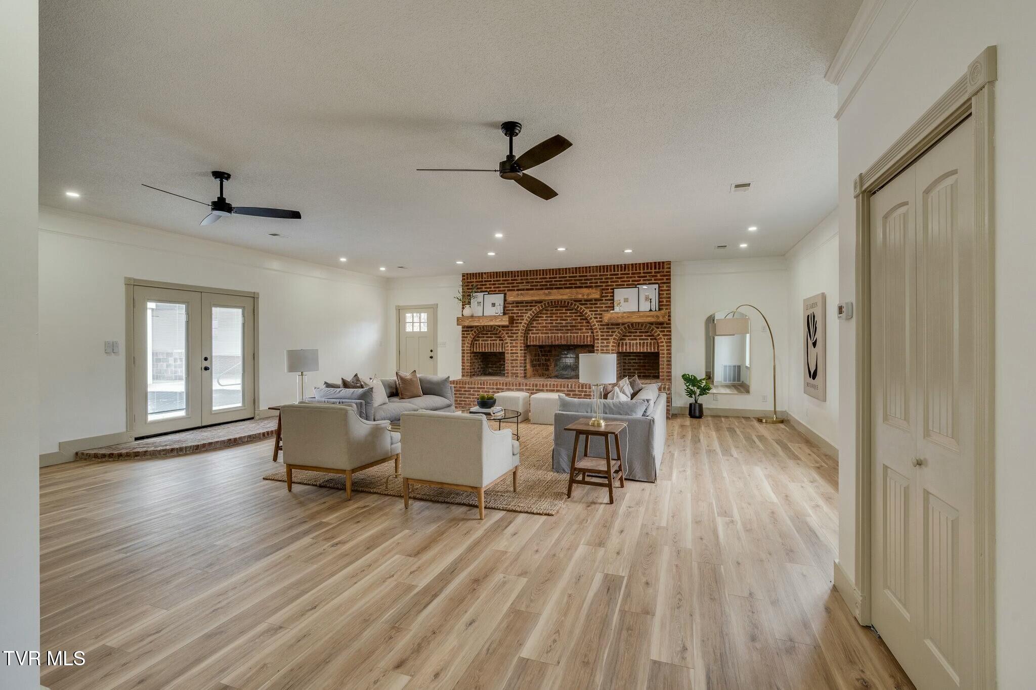 1120 Kinzer Lane Property Photo 8