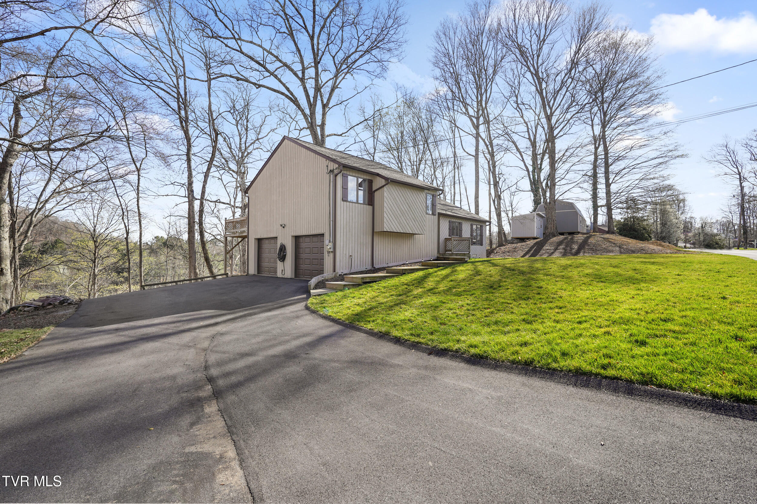 5060 Lake Forest Drive Property Photo 3