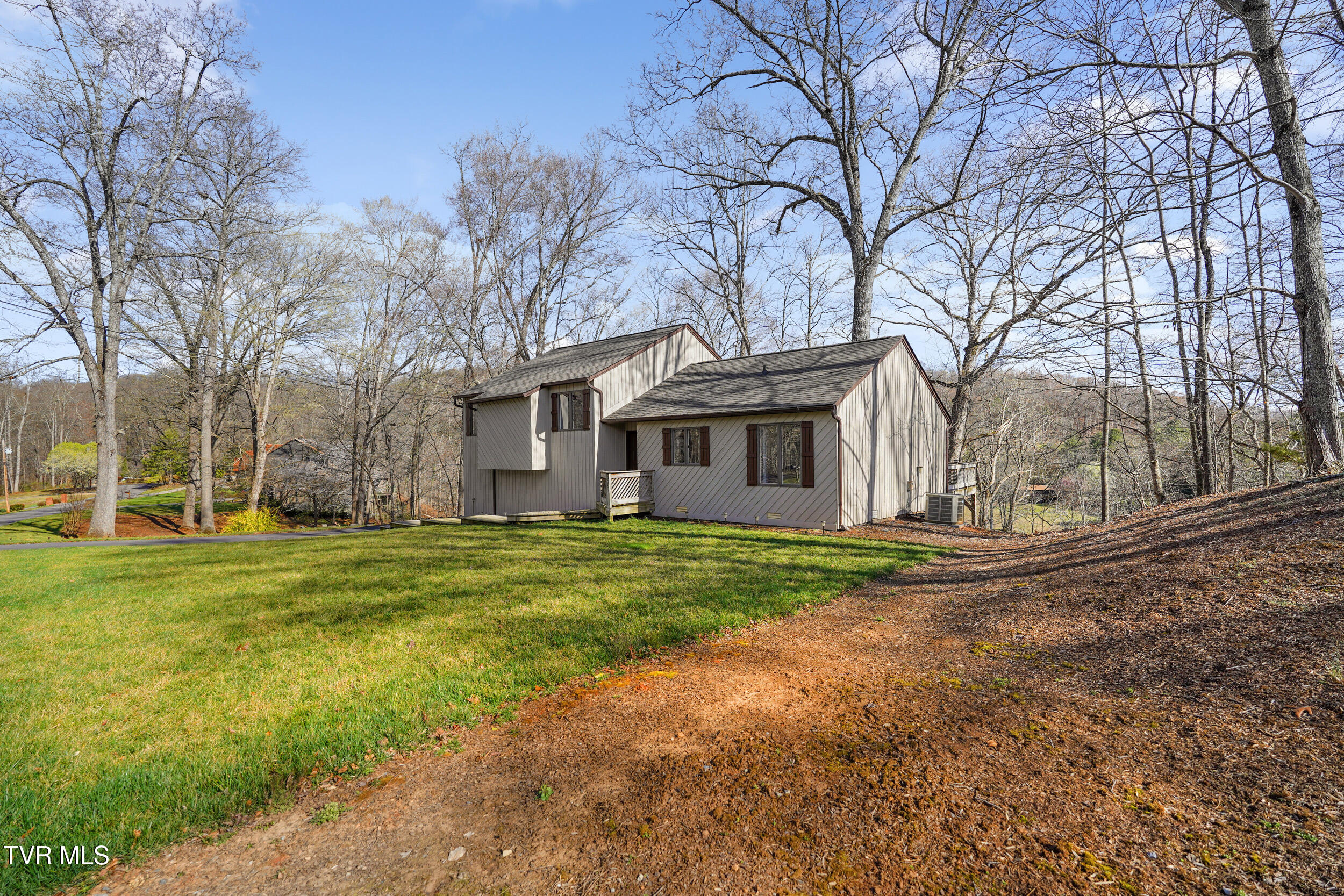 5060 Lake Forest Drive Property Photo 8