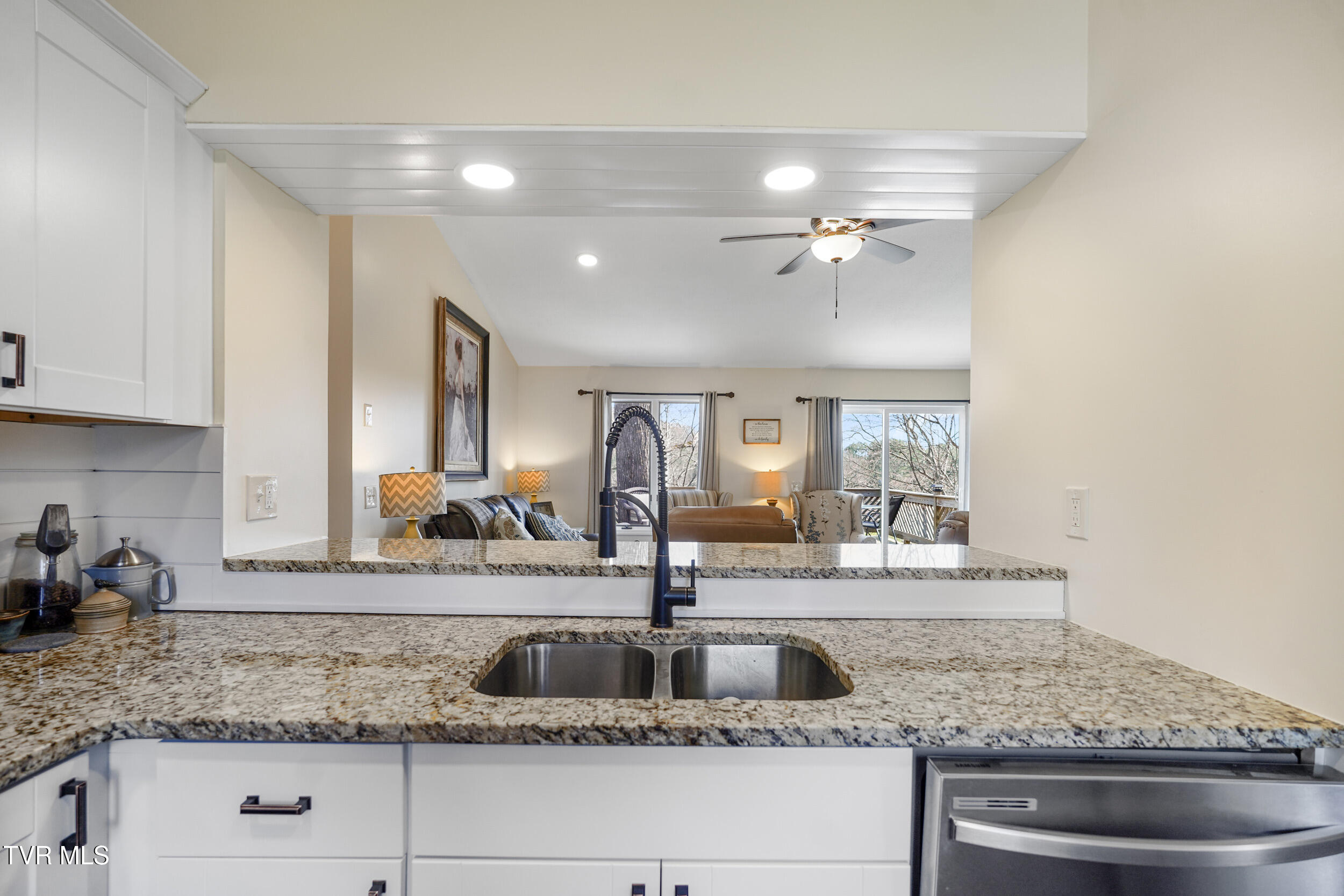 5060 Lake Forest Drive Property Photo 11