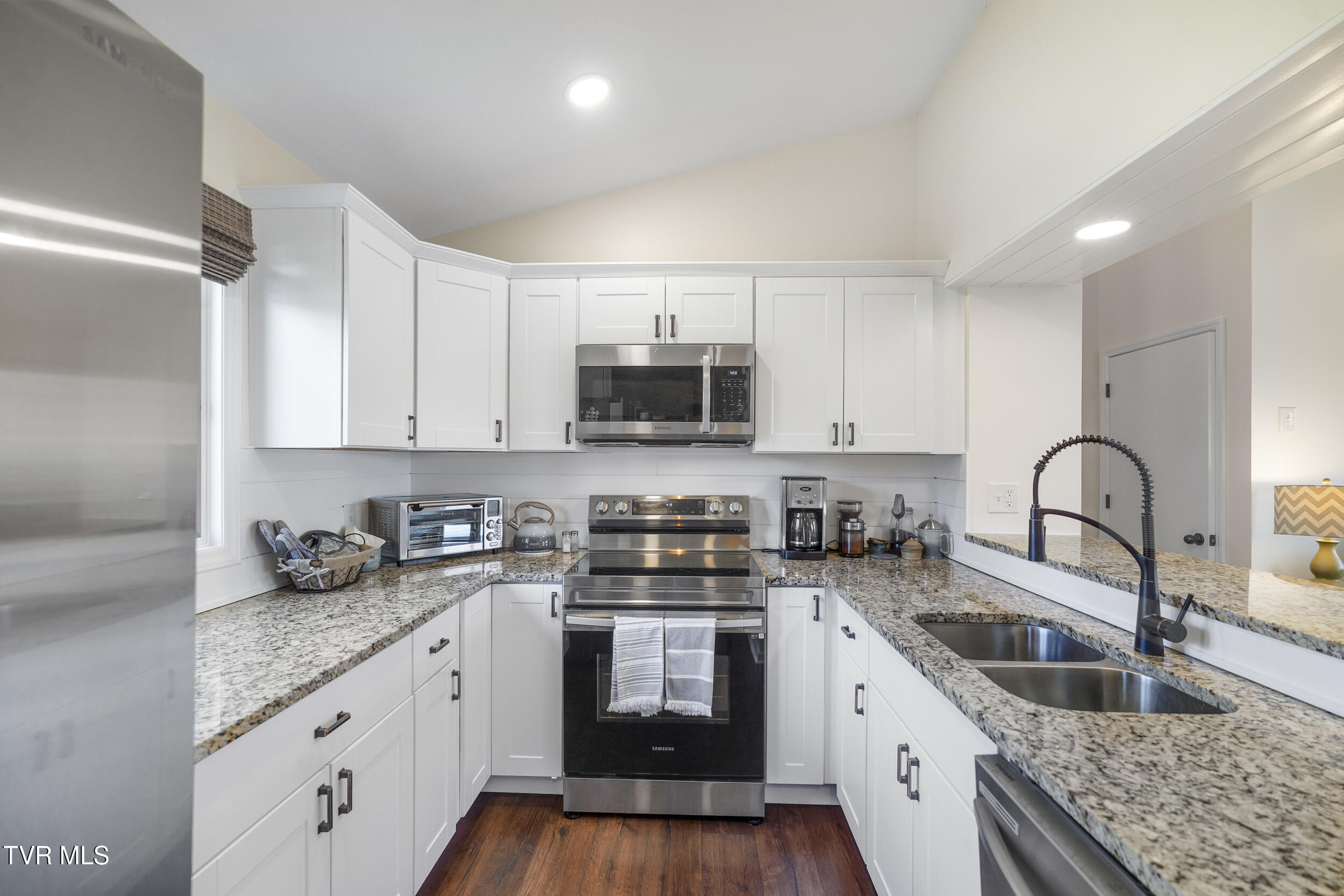 5060 Lake Forest Drive Property Photo 18