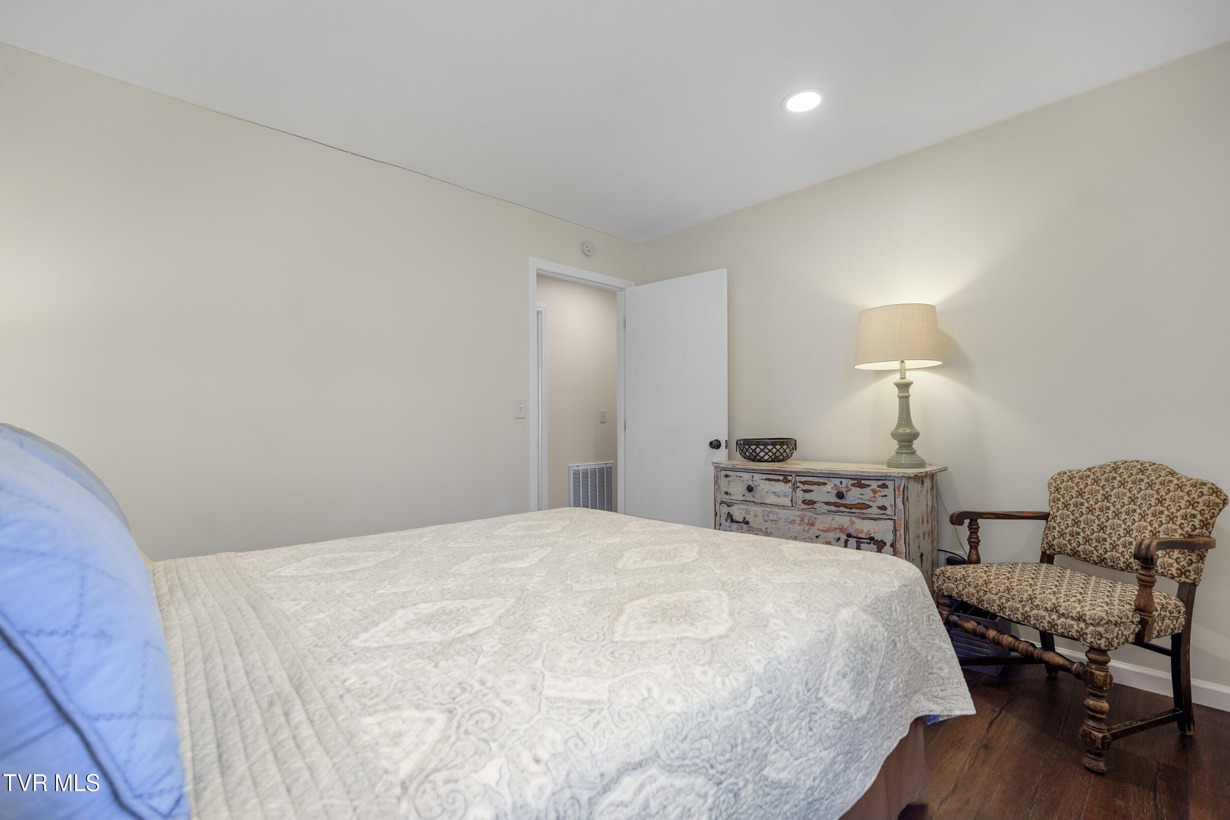5060 Lake Forest Drive Property Photo 29