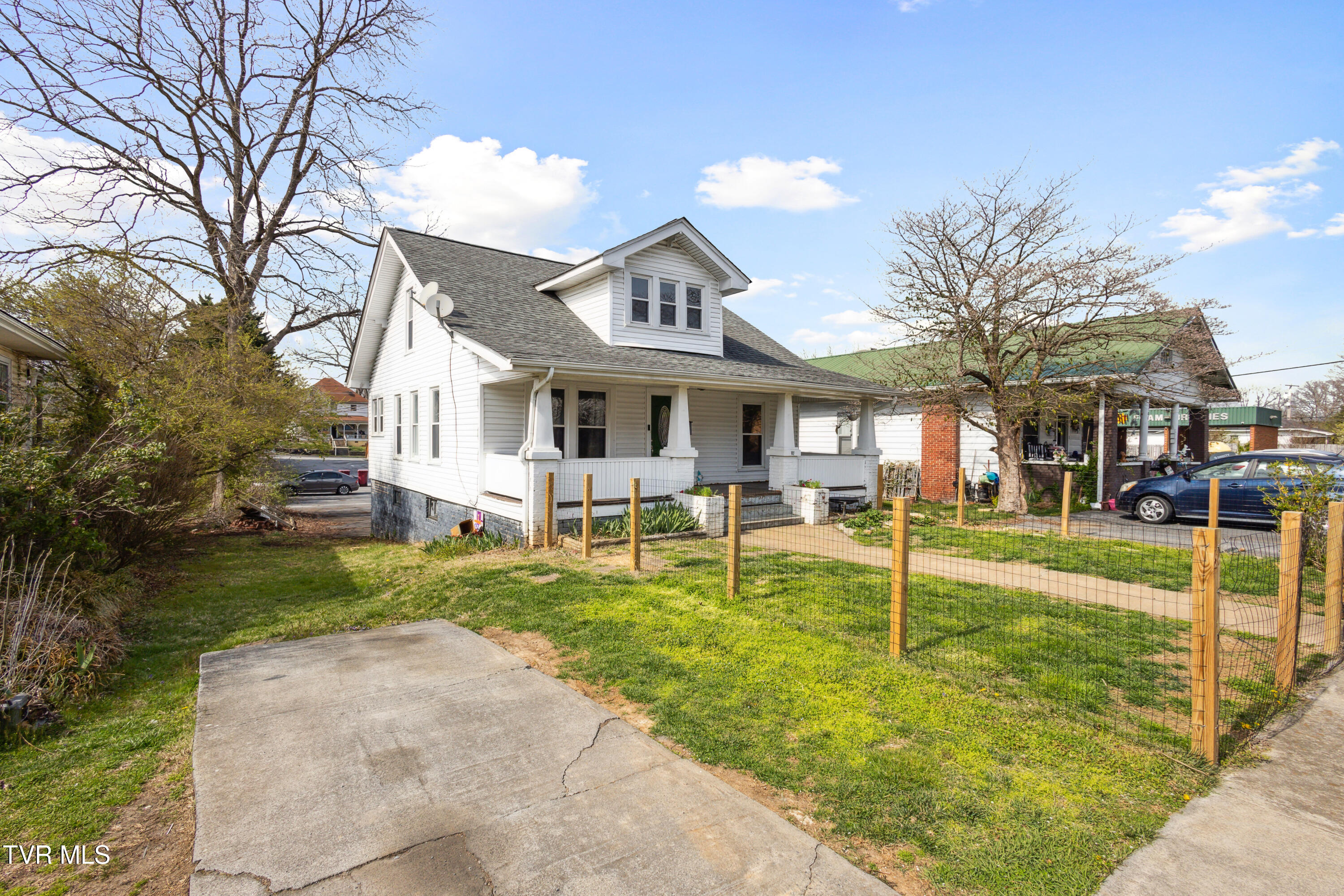 102 West Locust Street Property Photo 2
