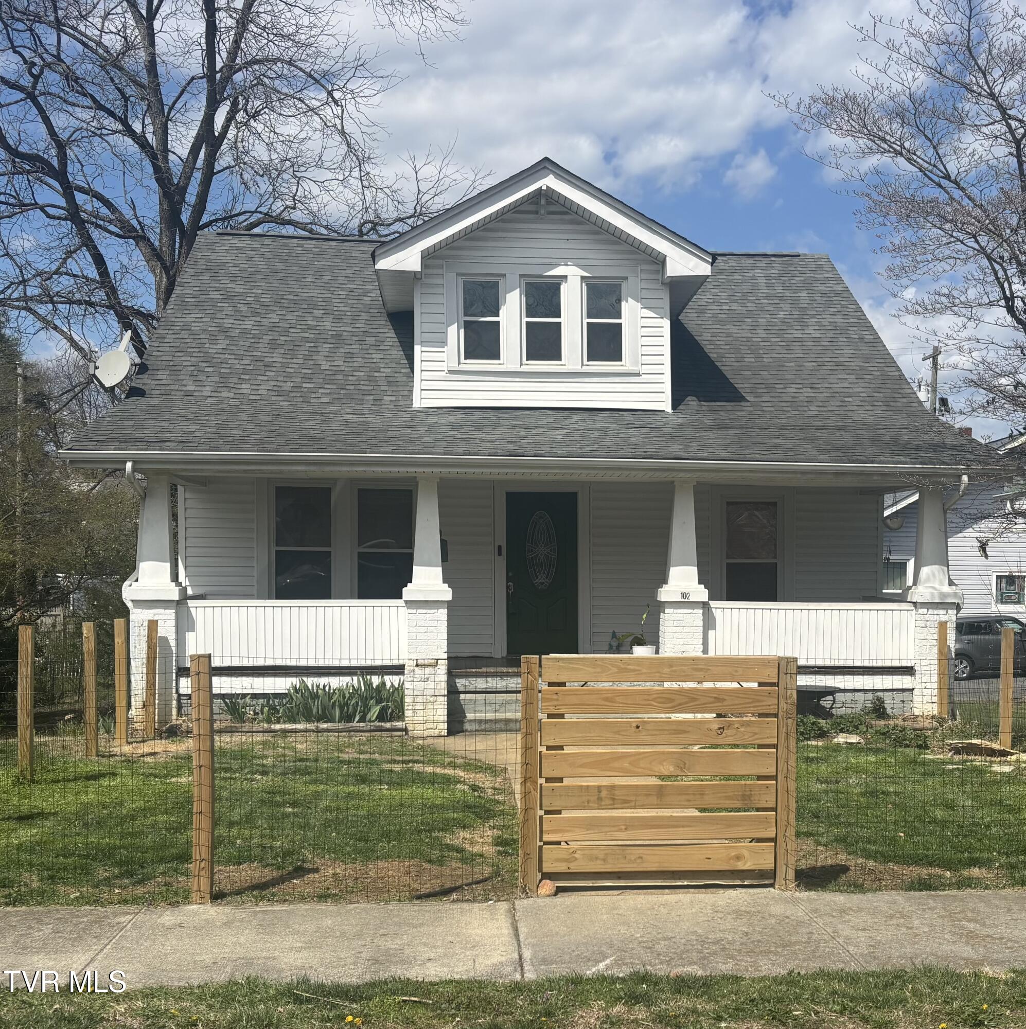 102 West Locust Street Property Photo 3
