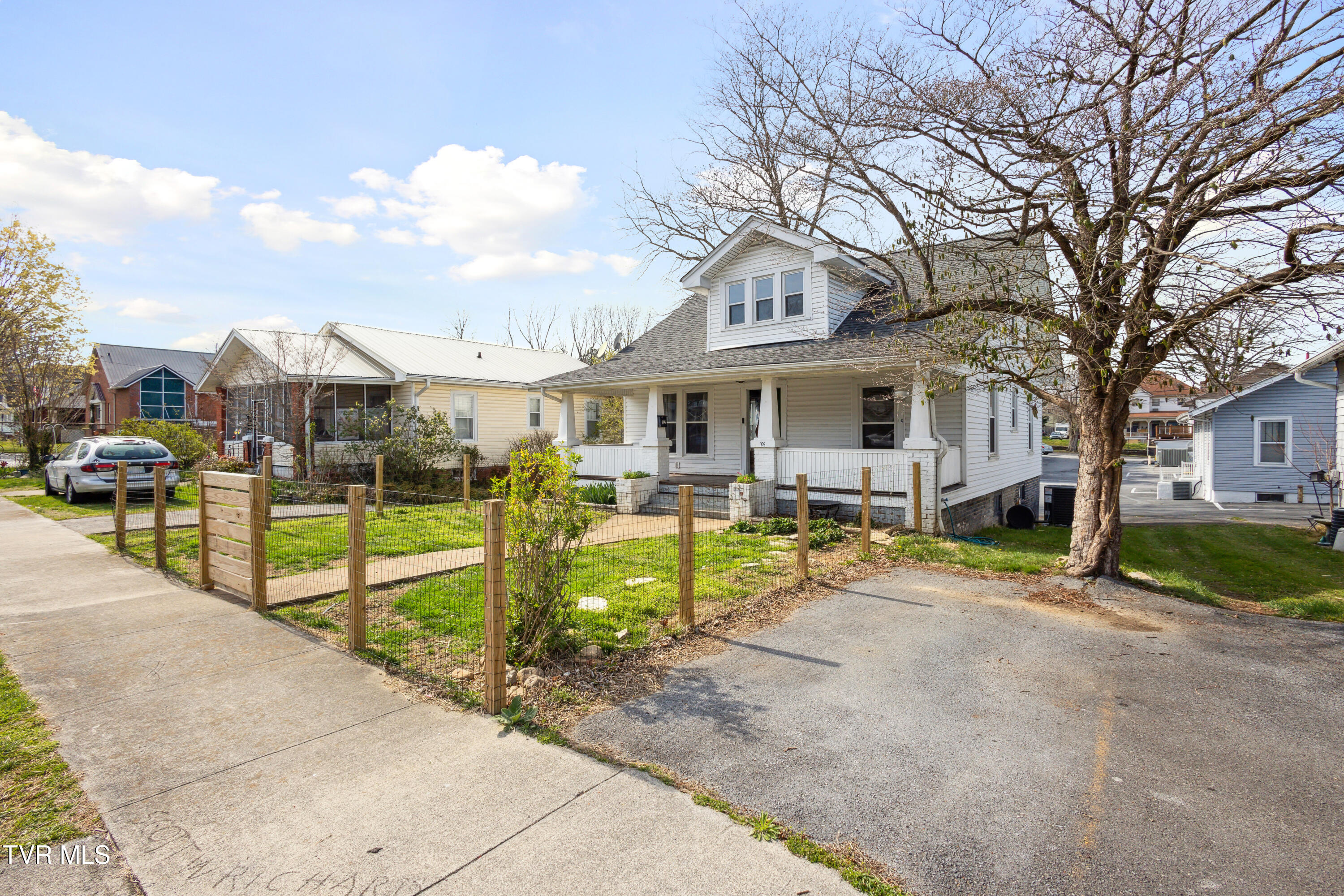 102 West Locust Street Property Photo 4