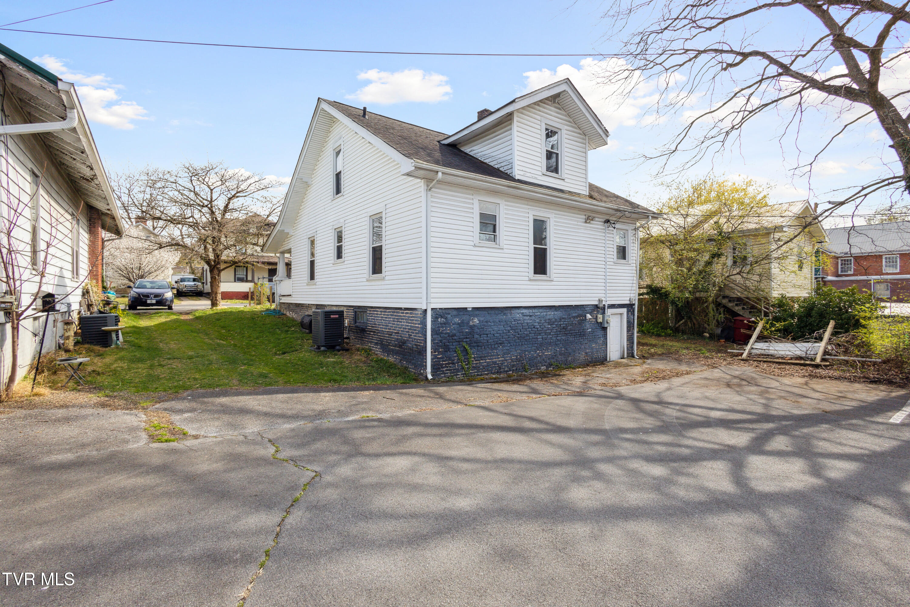 102 West Locust Street Property Photo 30