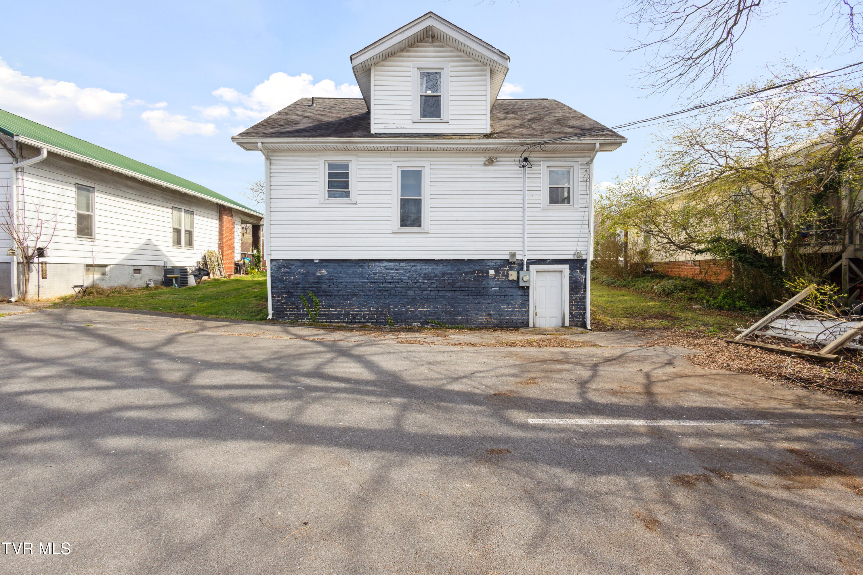 102 West Locust Street Property Photo 31