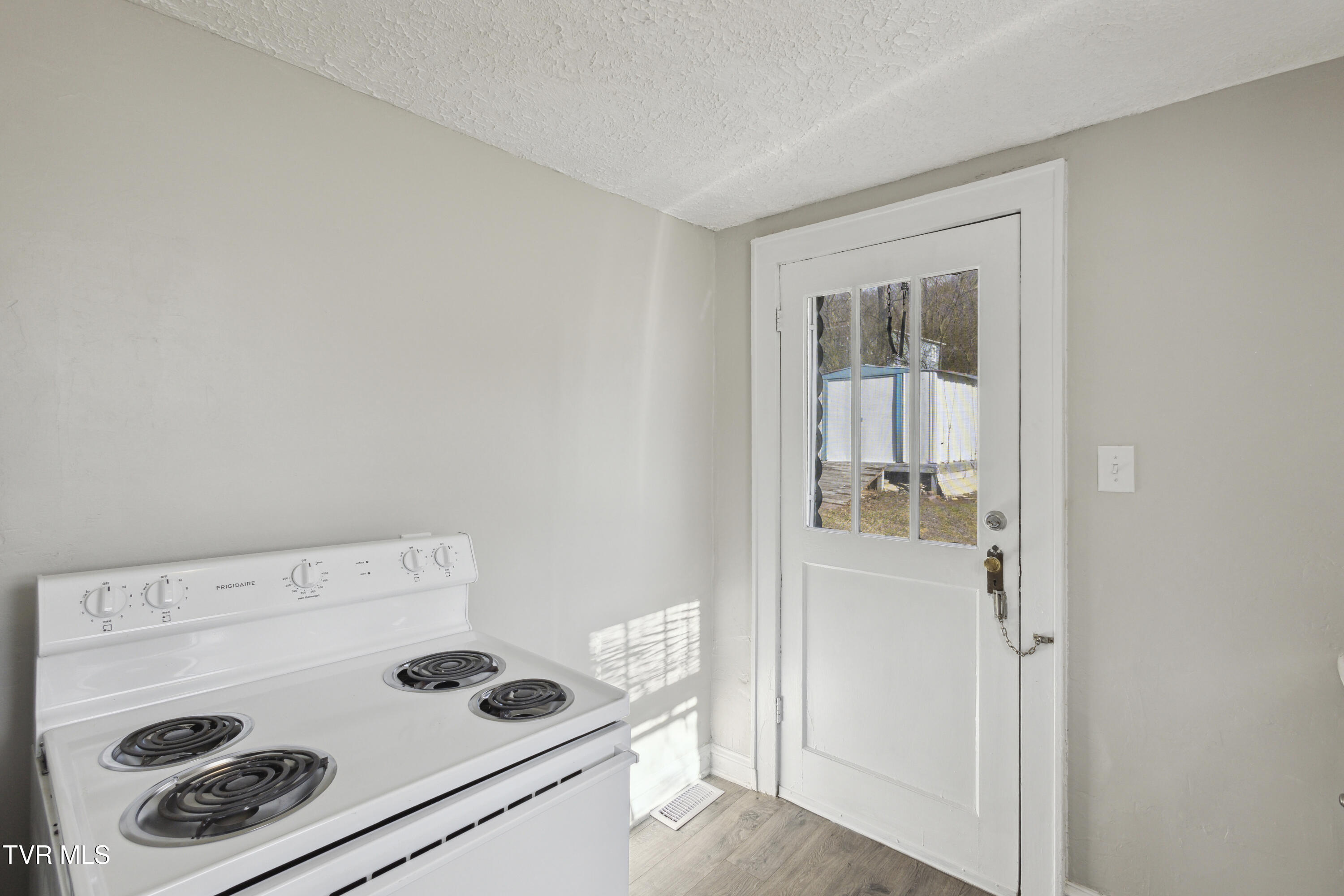 2914 Bay St Property Photo 9