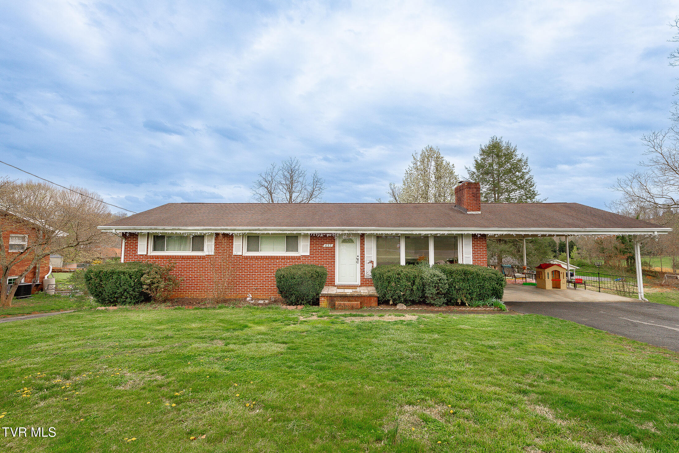 693 Summerville Road Property Photo 1