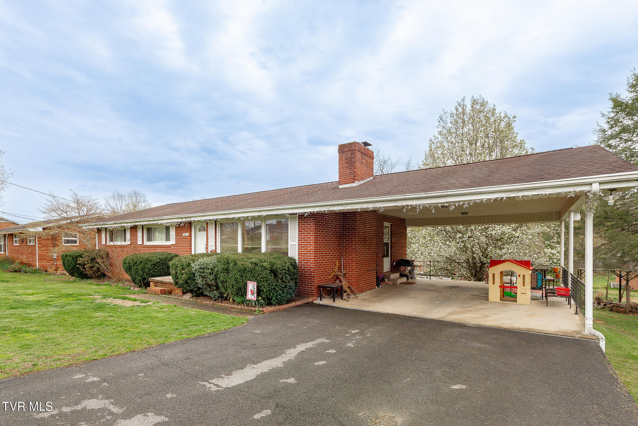693 Summerville Road Property Photo 2