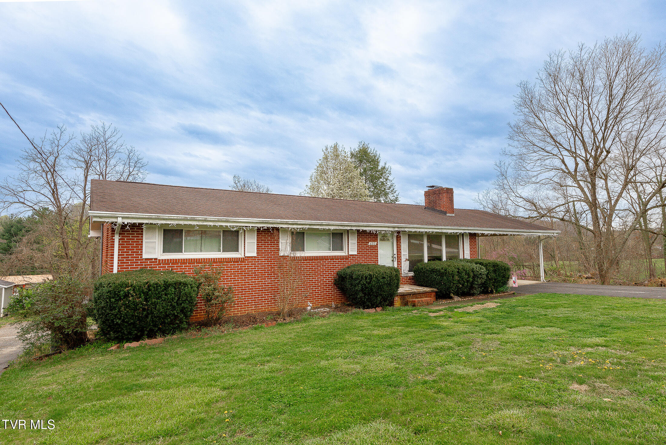693 Summerville Road Property Photo 3