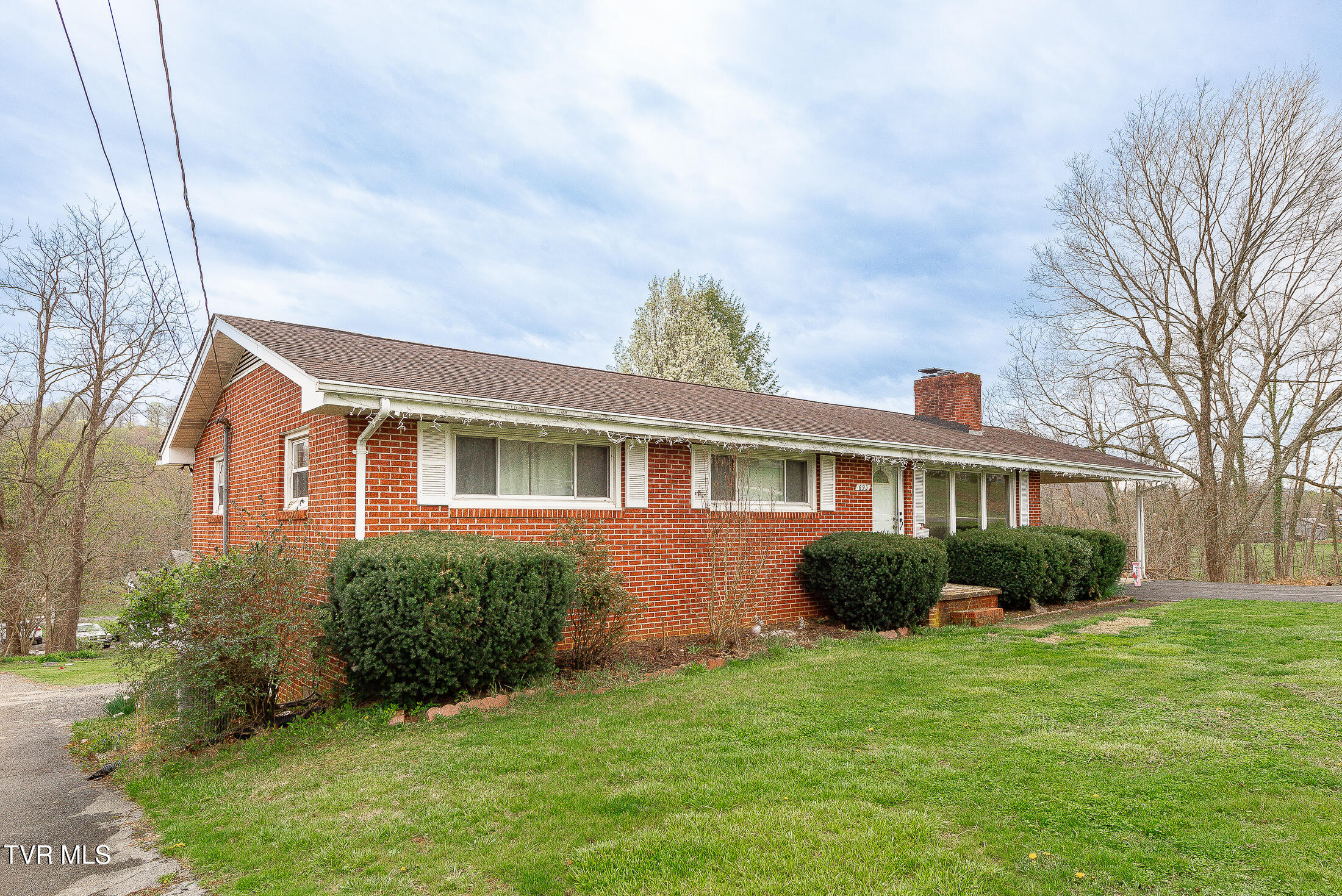 693 Summerville Road Property Photo 4