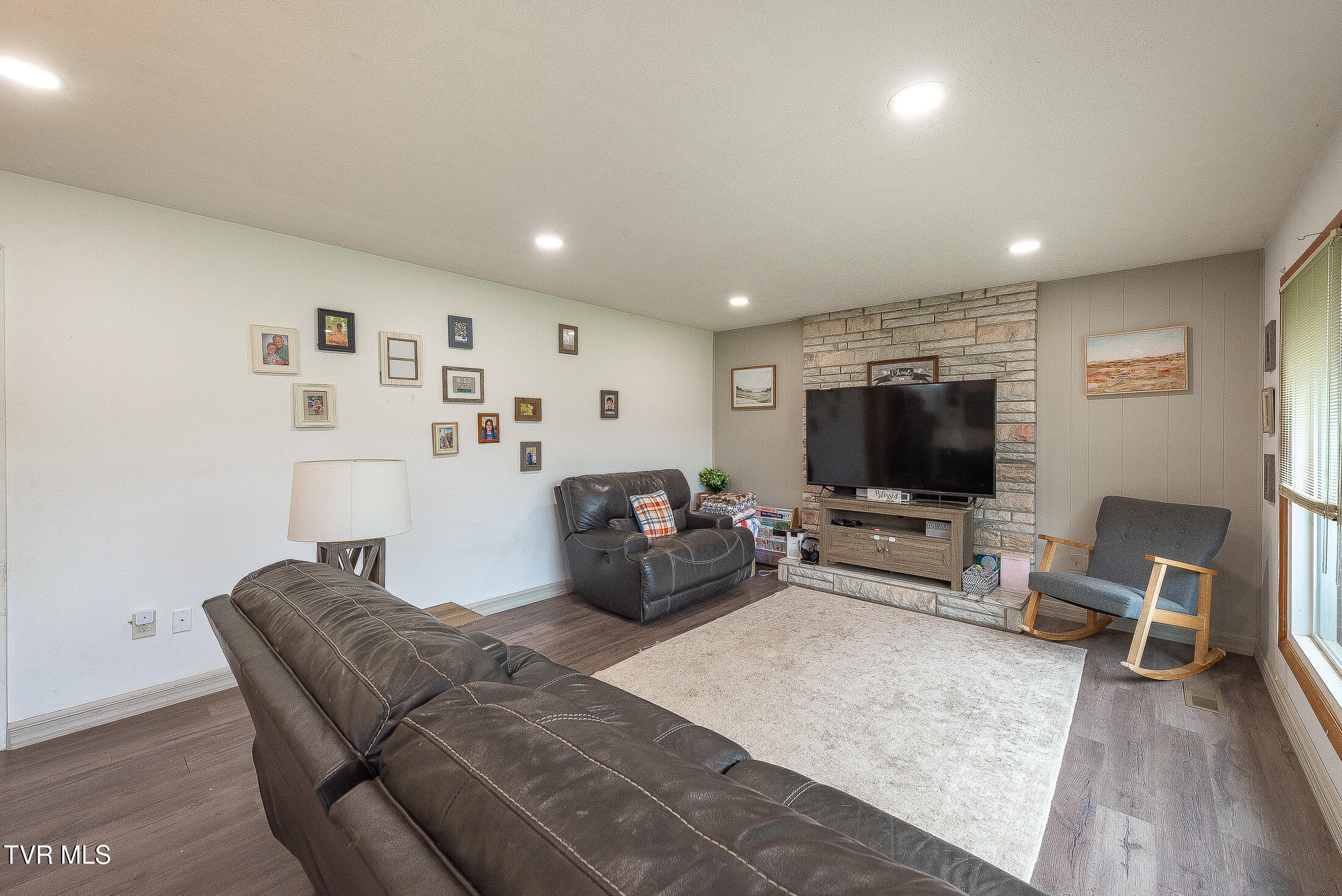 693 Summerville Road Property Photo 6
