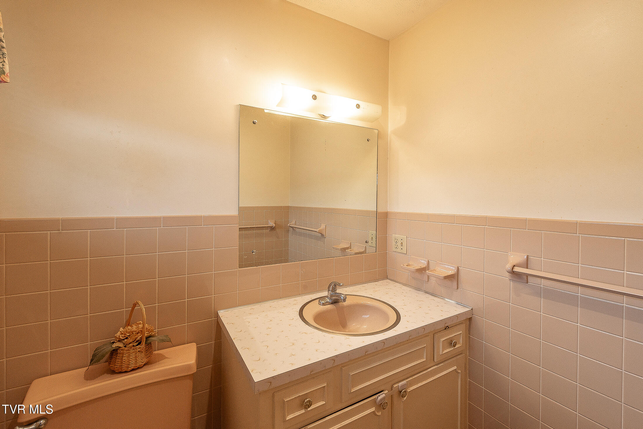 693 Summerville Road Property Photo 11