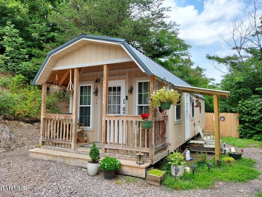 152 E Greenway Street Property Photo
