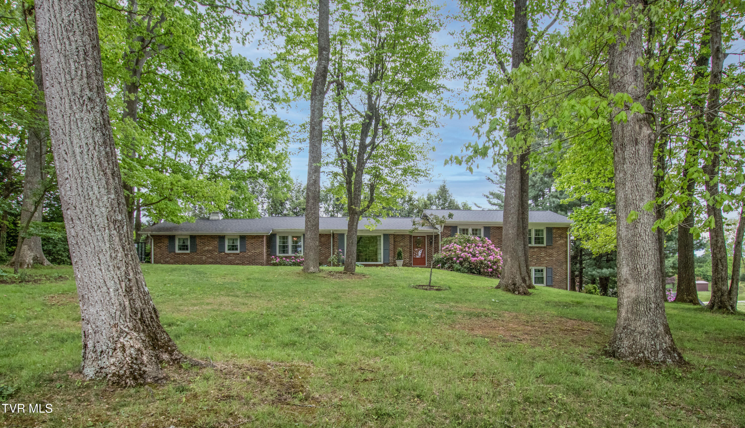 19494 Oakwood Drive Property Photo 1