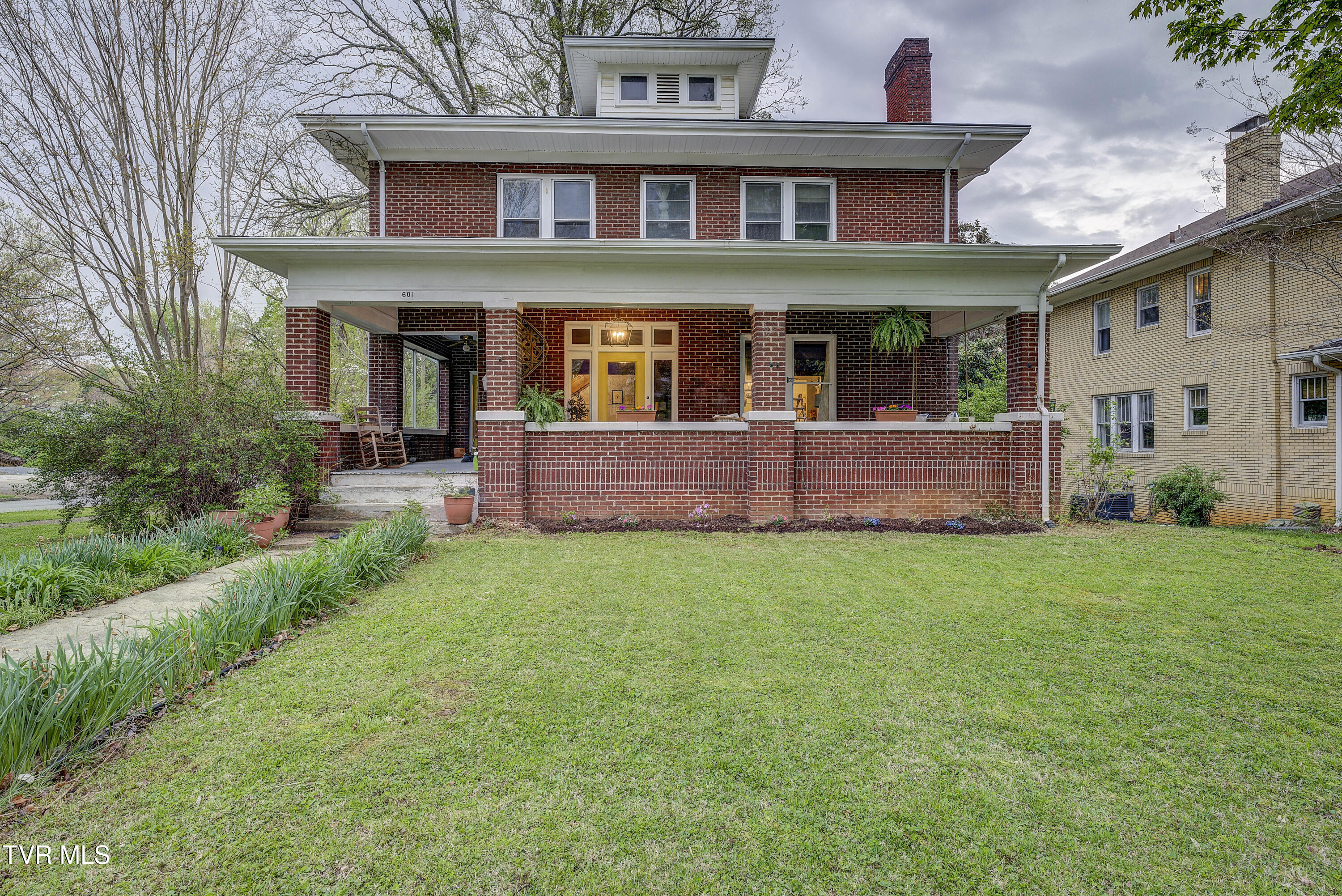 601 East Unaka Avenue Property Photo