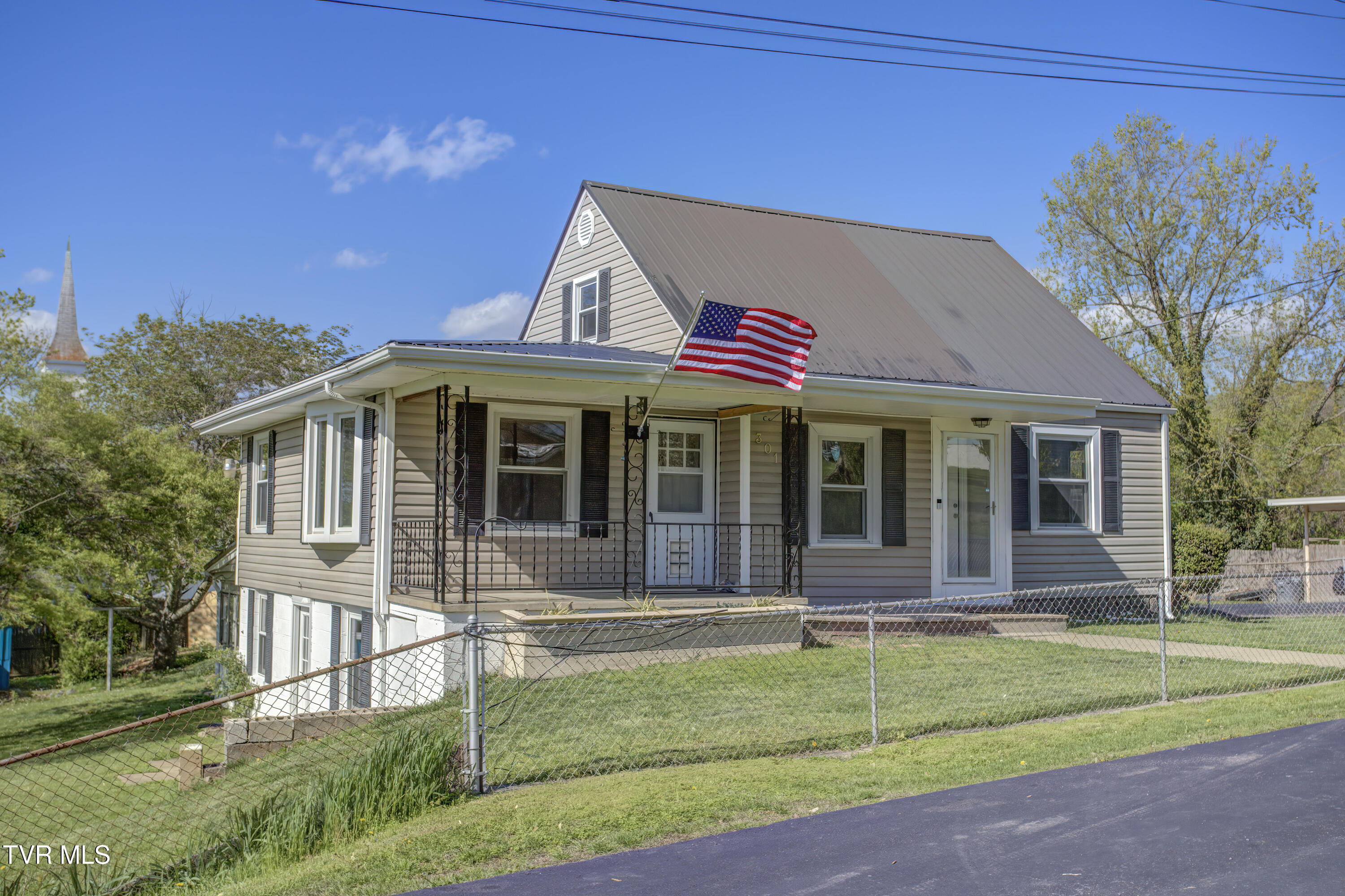 301 Lynn Avenue Property Photo