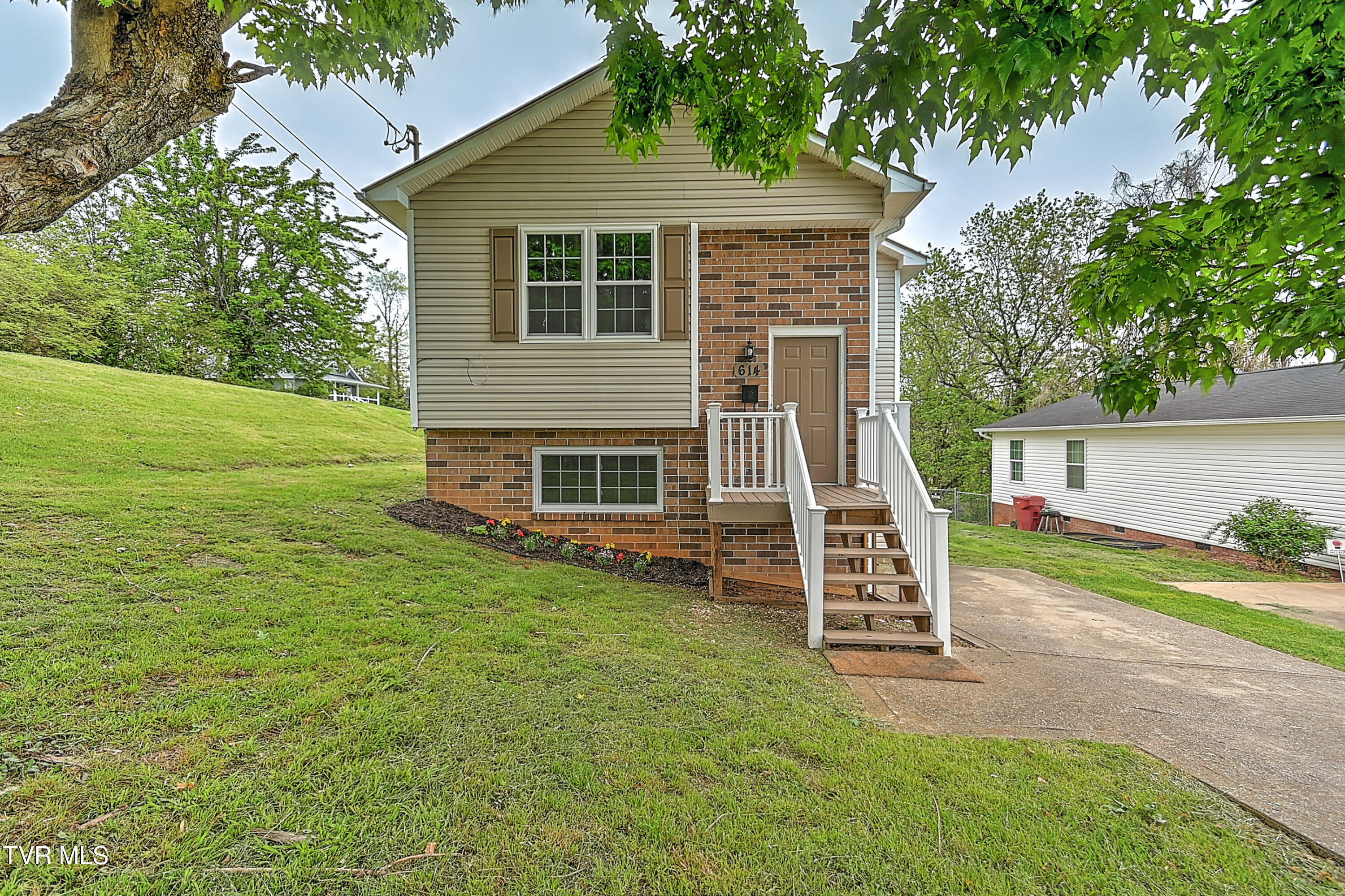 614 Davis Street Property Photo 1