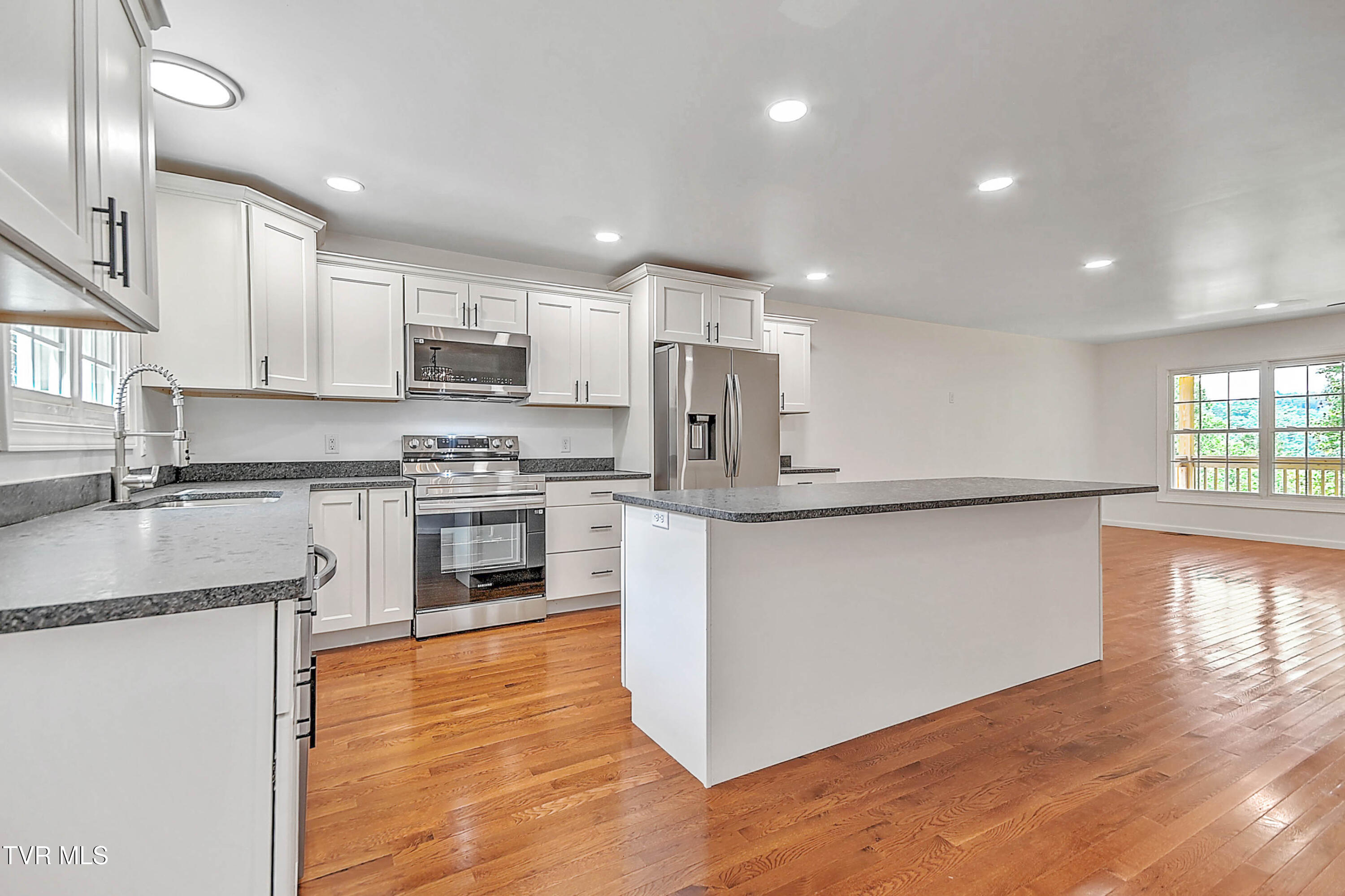 476 Norris Rd ( Bridle Path) Road Property Photo 14