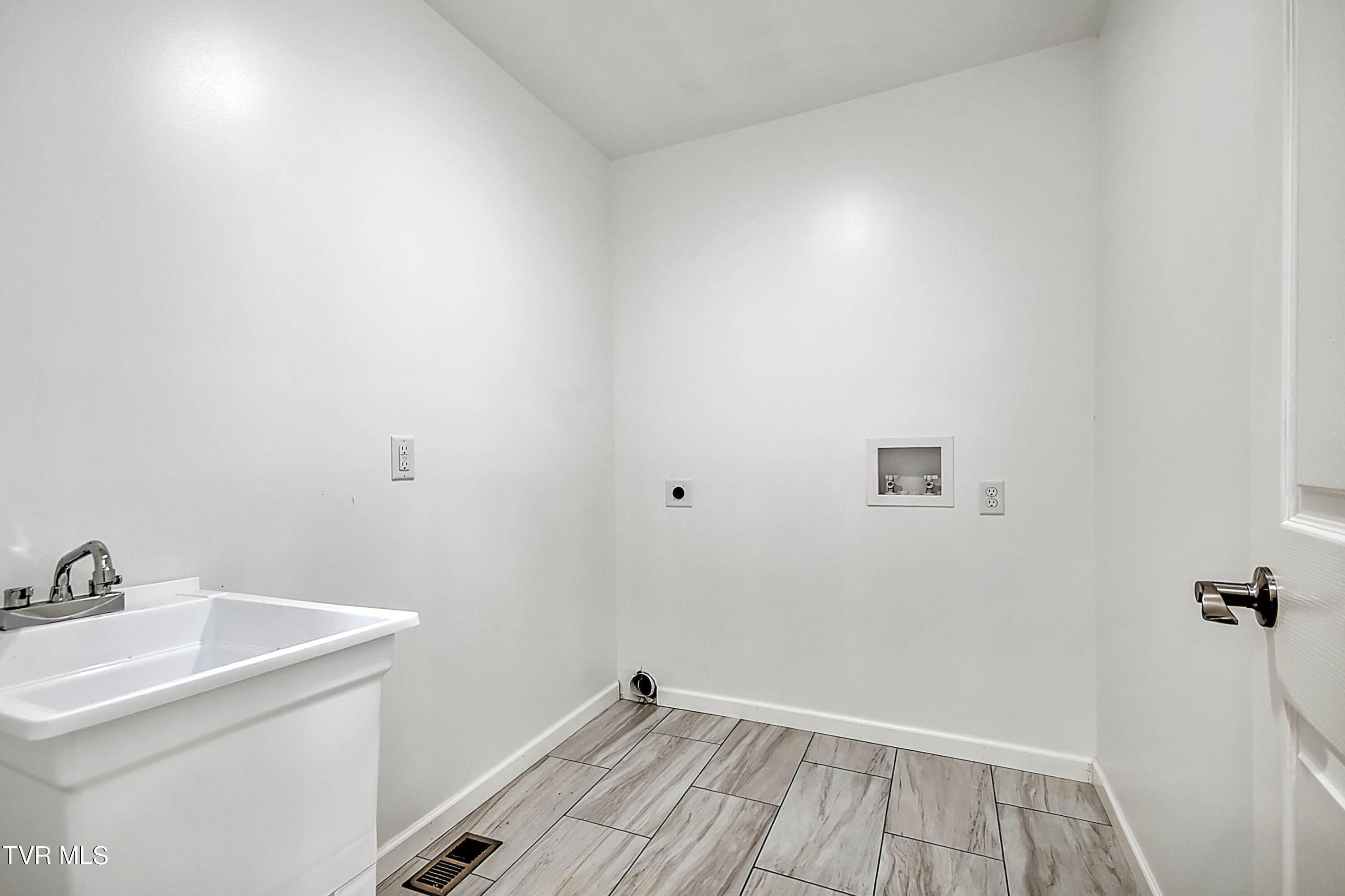 476 Norris Rd ( Bridle Path) Road Property Photo 20