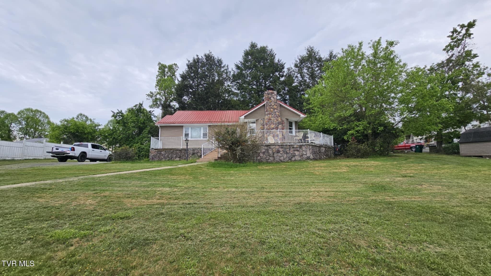 616 Southeast Kiser Avenue Property Photo 1