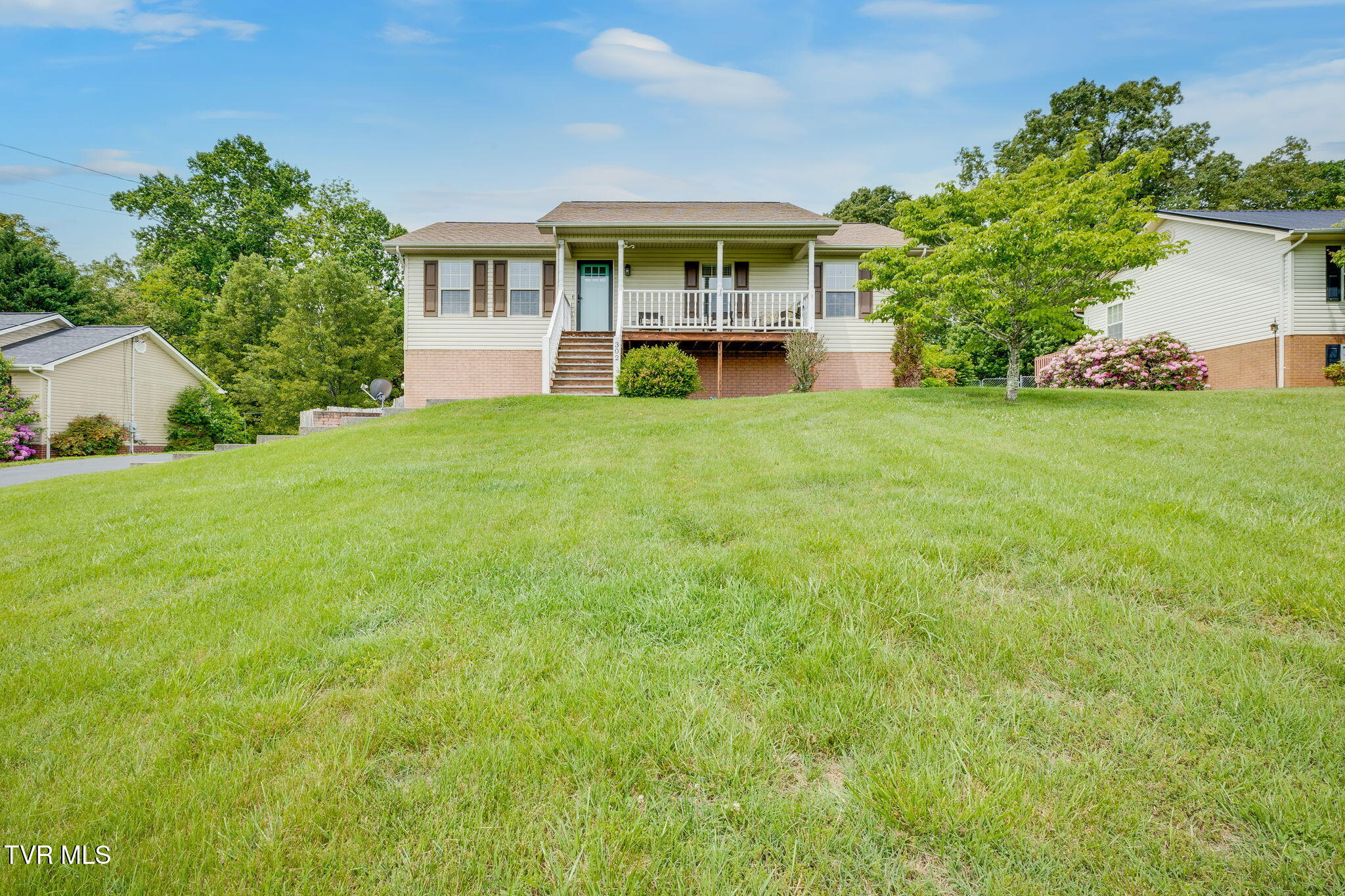 302 Maple Ridge Drive Property Photo