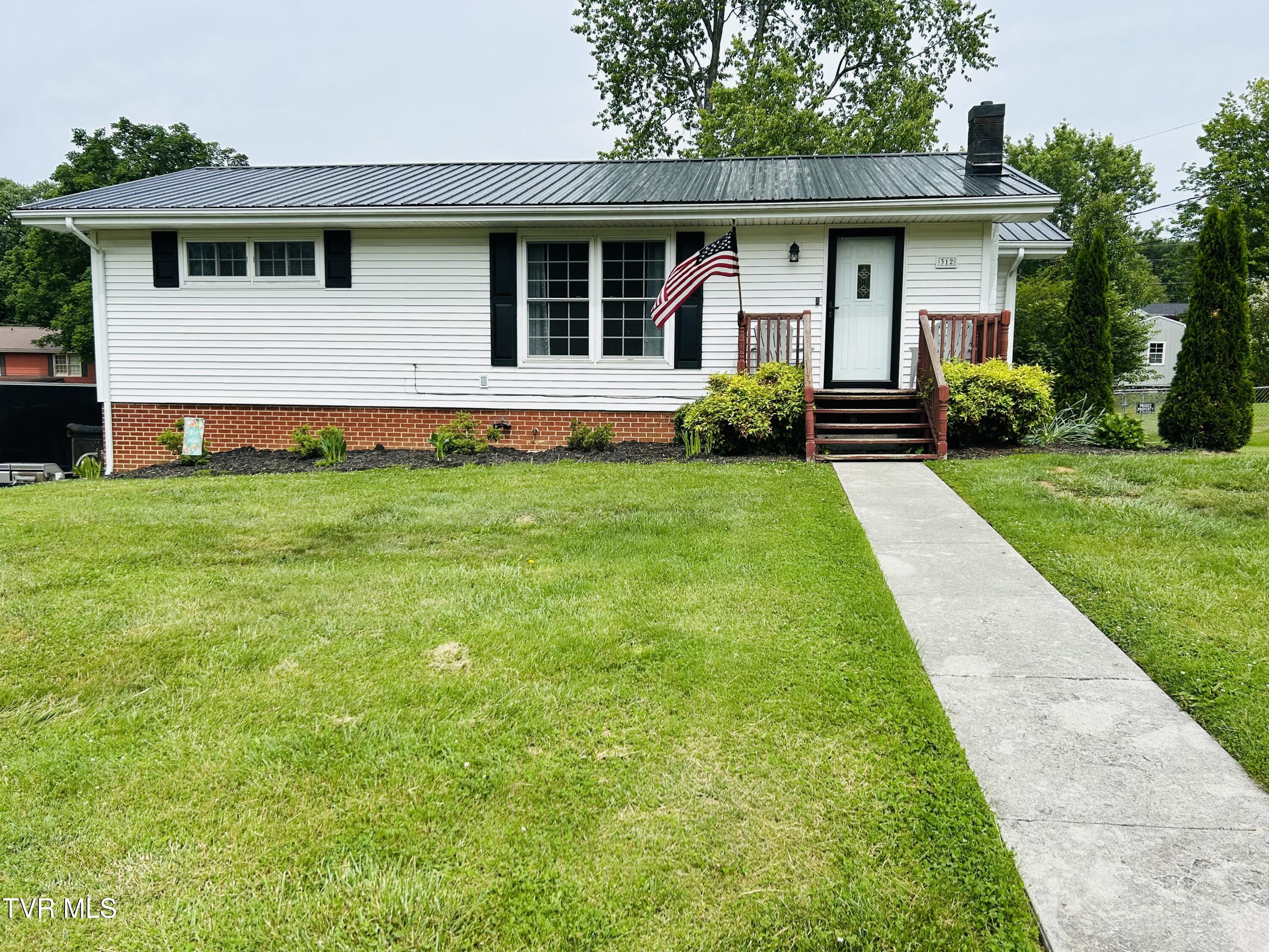 312 Colonial Circle Property Photo