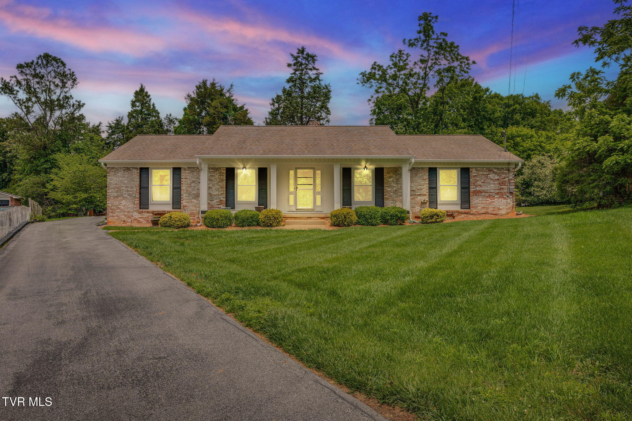 524 Robindale Lane Property Photo 1