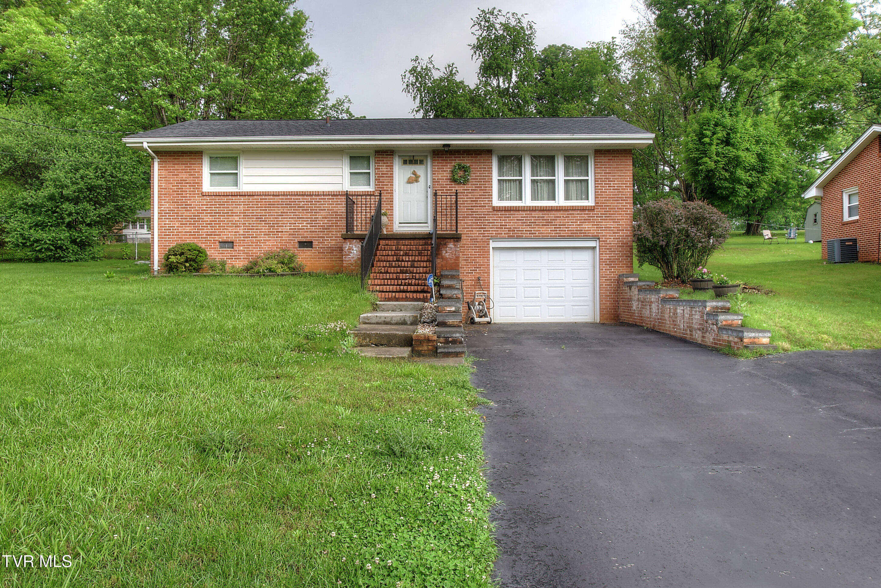 320 Swanee Drive Property Photo 1