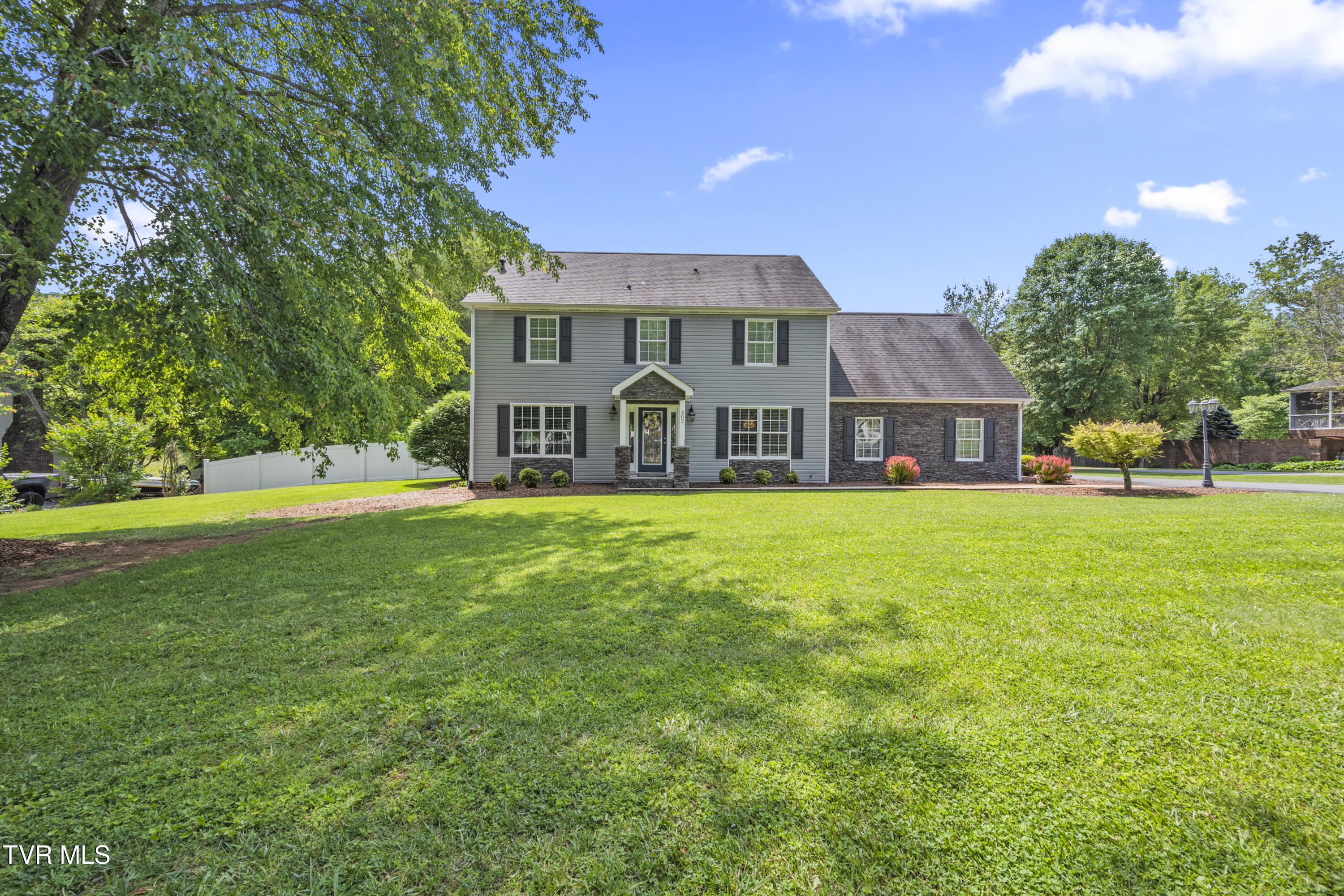 302 Roscommon Drive Property Photo 1