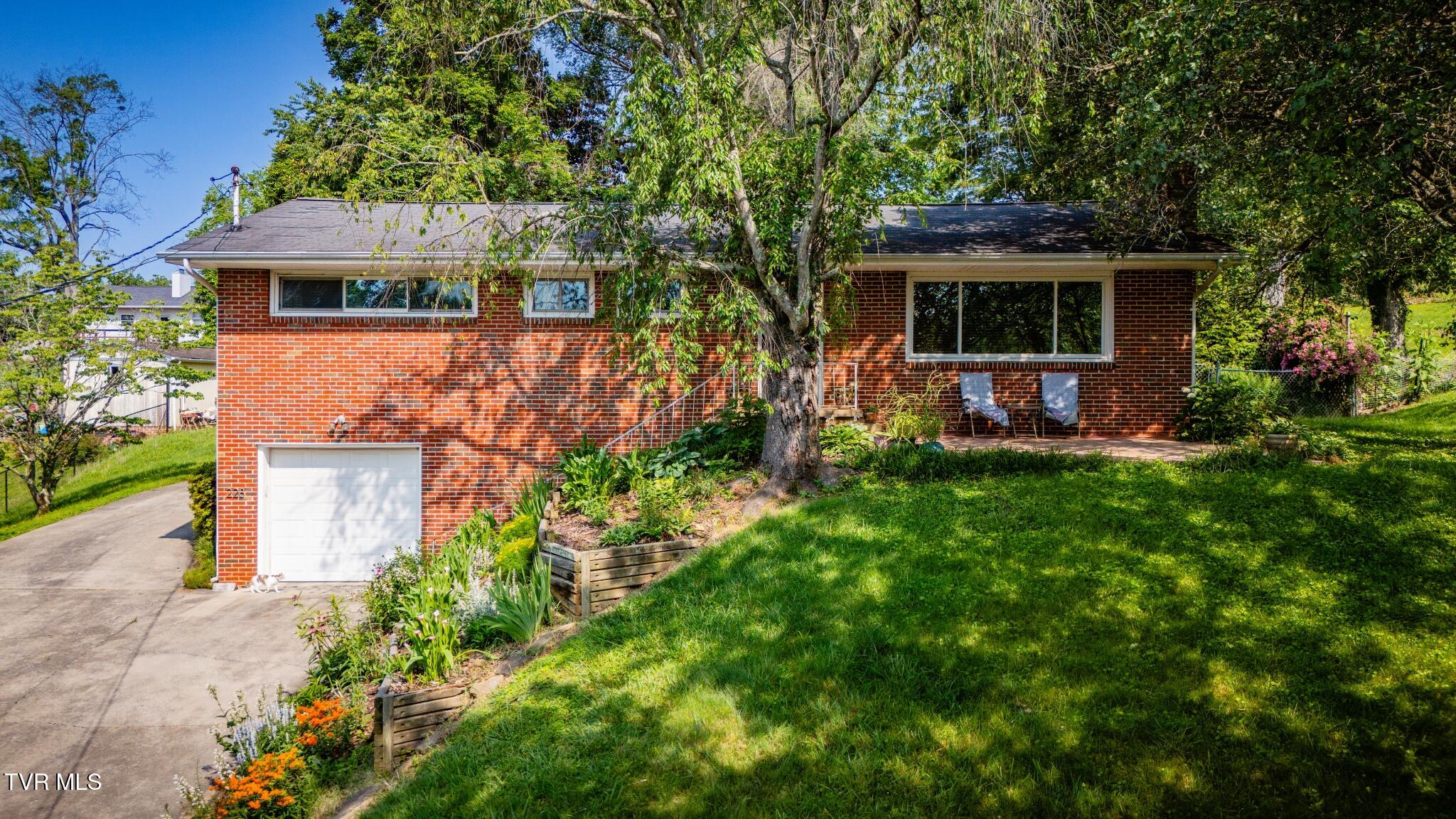 228 Lakeview Circle Property Photo