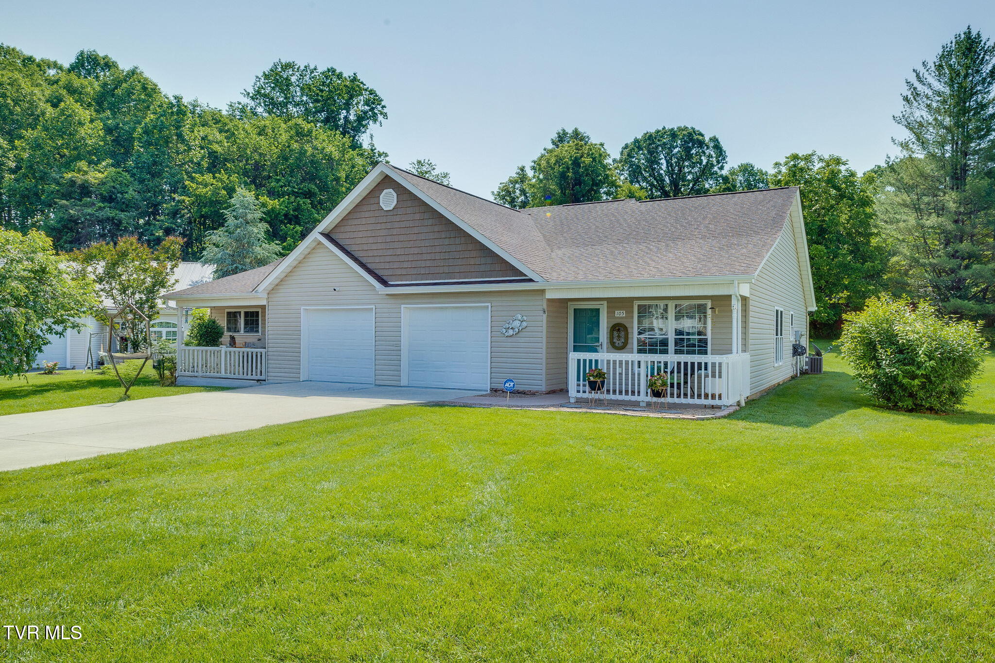 105 Willow Oak Court Property Photo 1