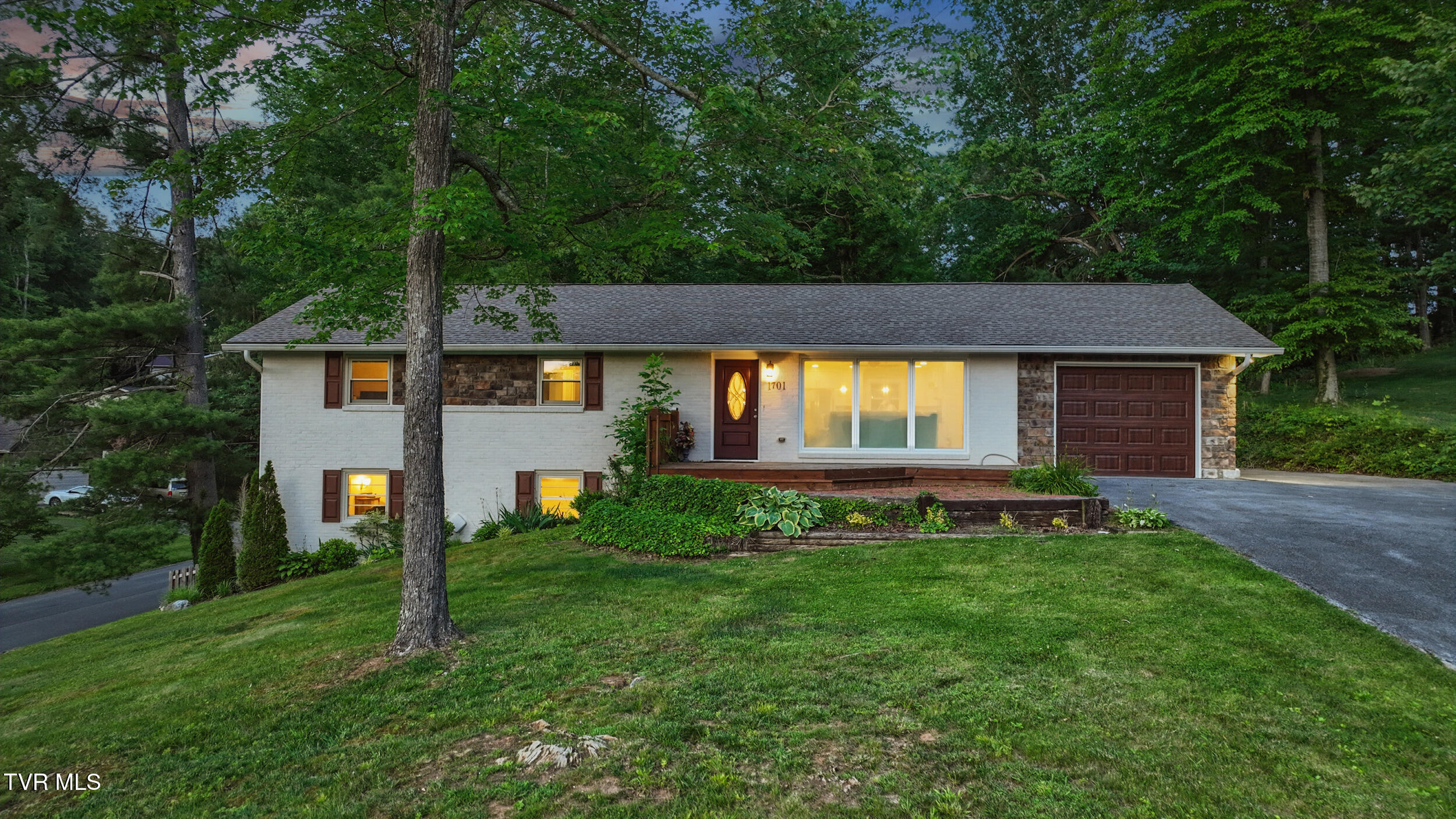 1701 Woodridge Drive Property Photo