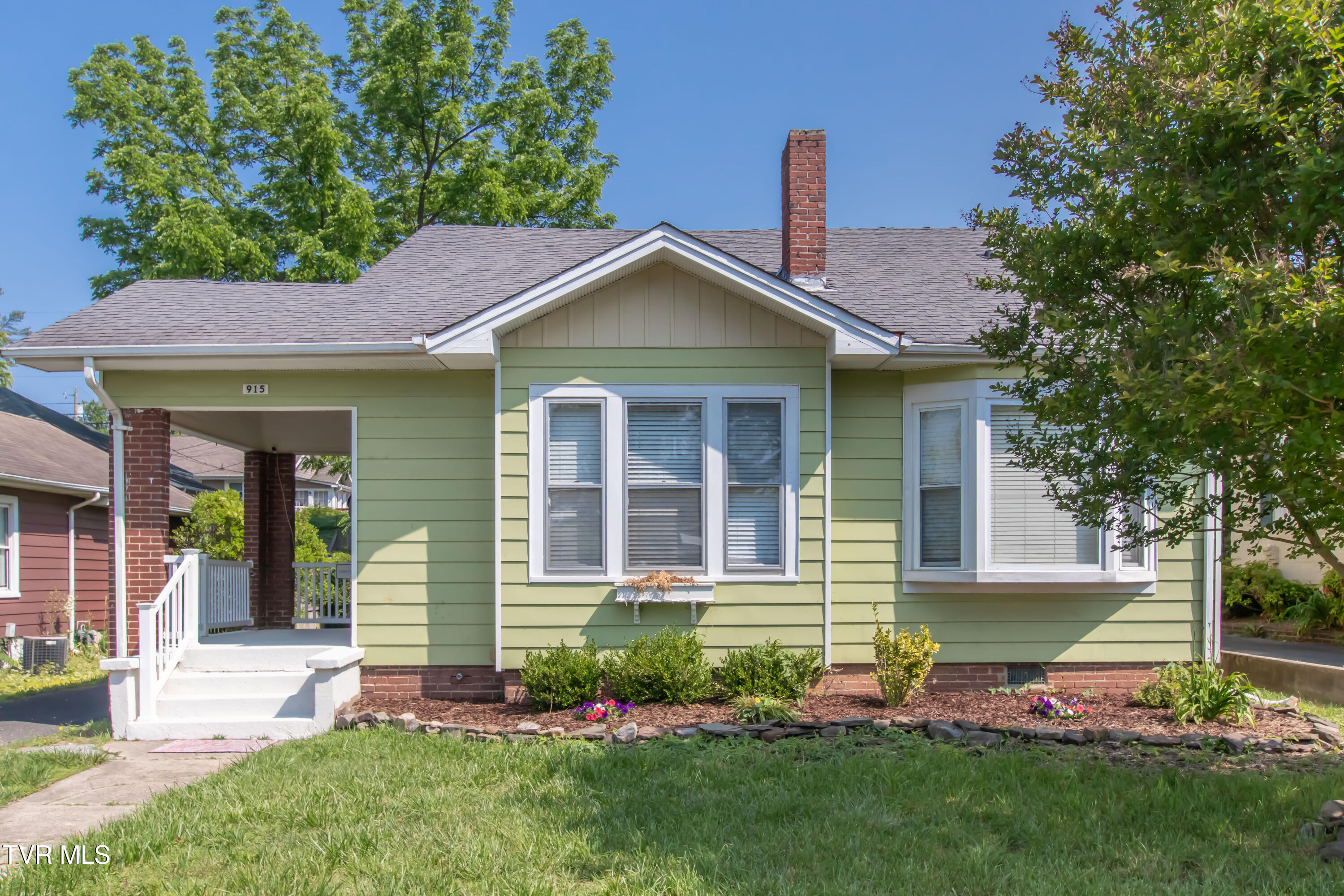 915 Lawrence Avenue Property Photo