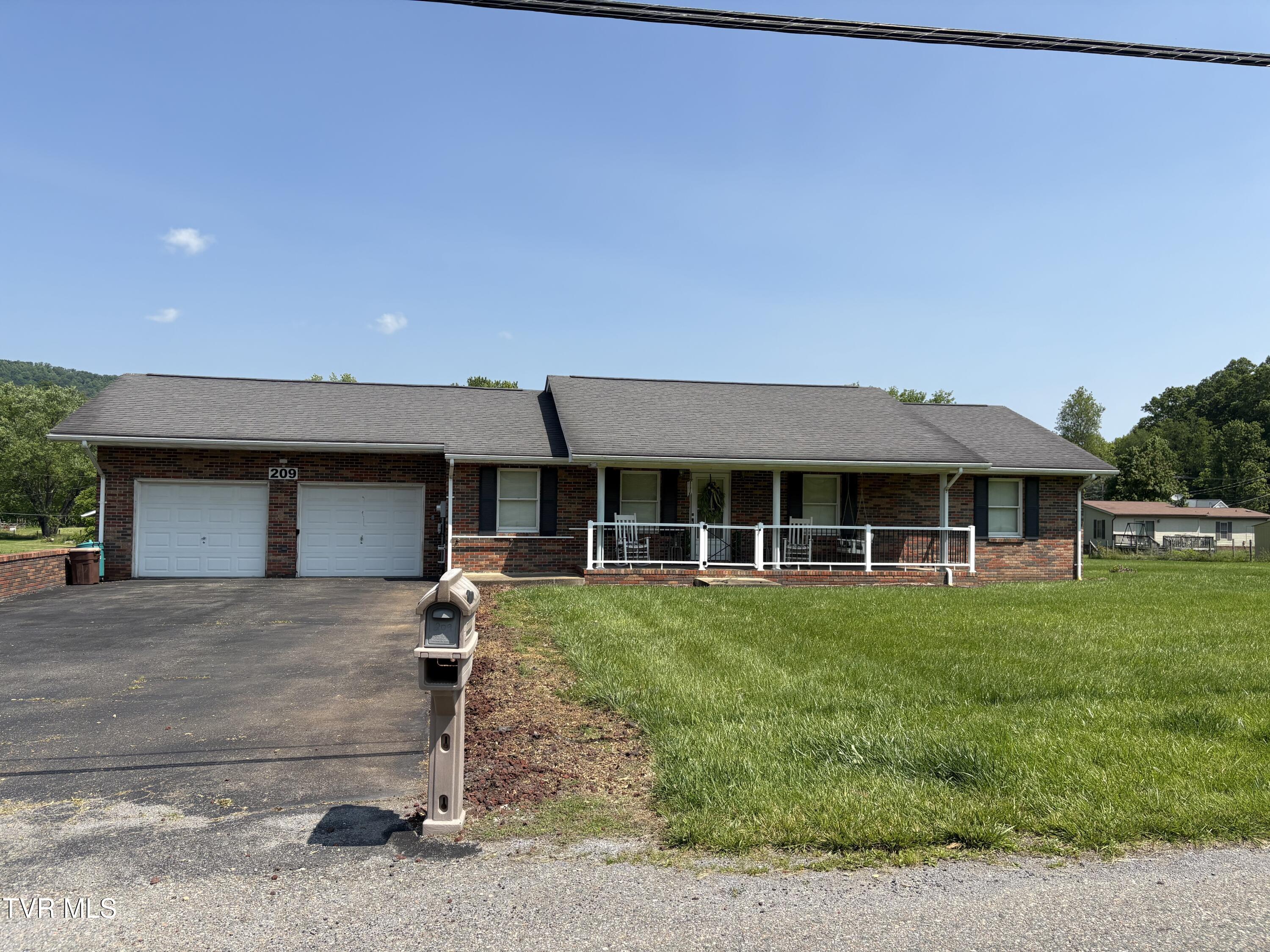 209 Southwest Central Street Street Property Photo