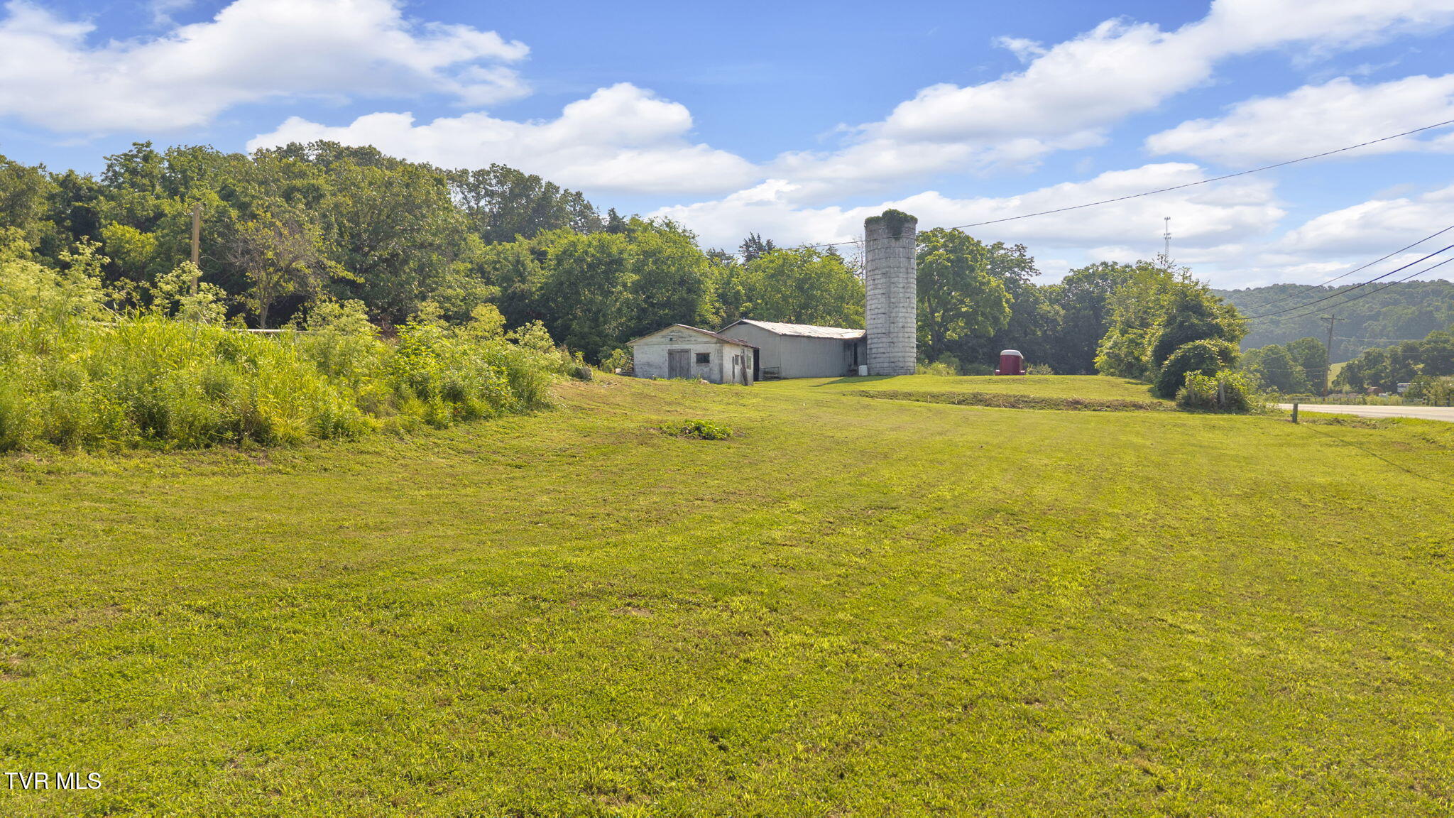 9010 Blue Springs Parkway Property Photo 1