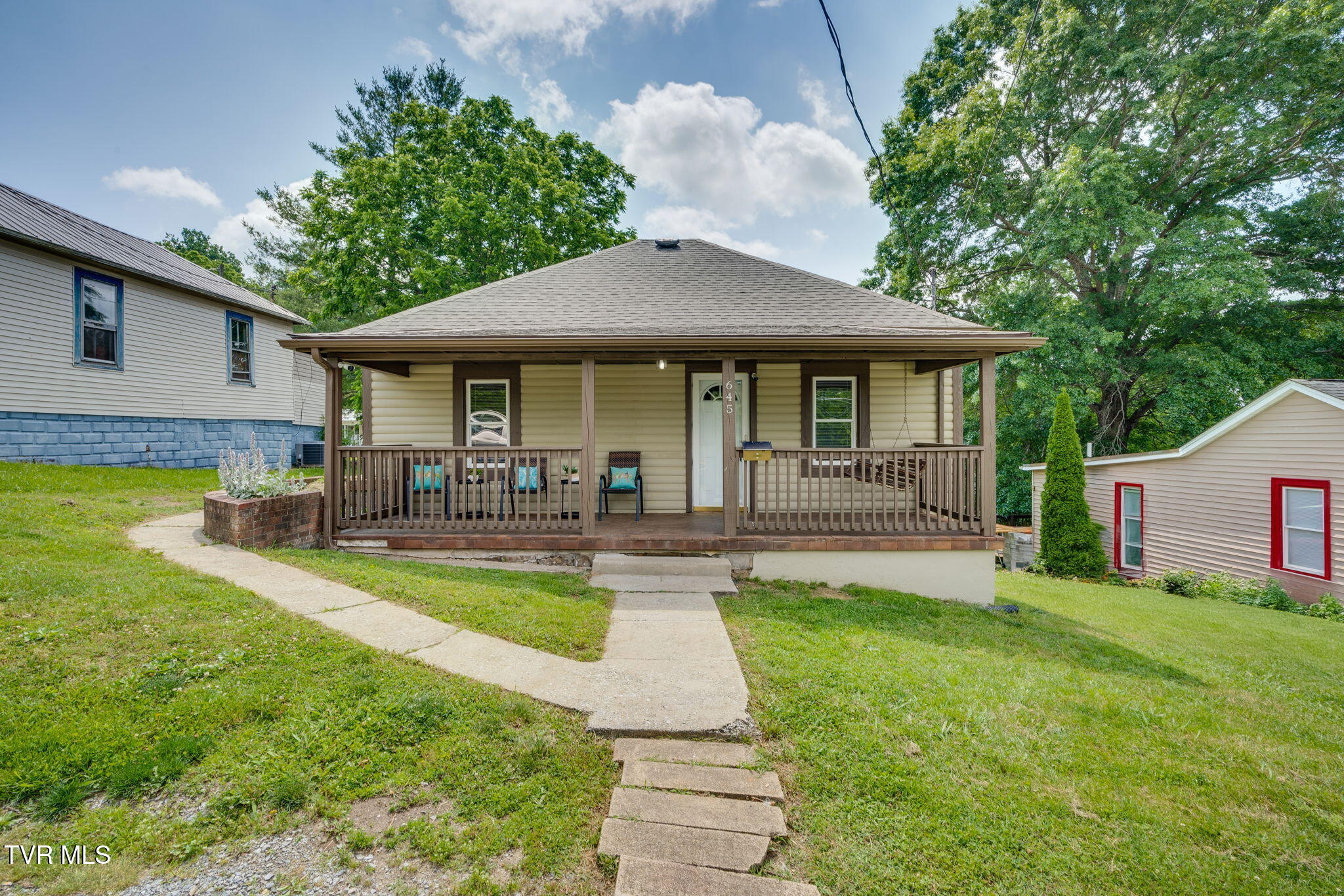 645 Suffolk Avenue Property Photo 1