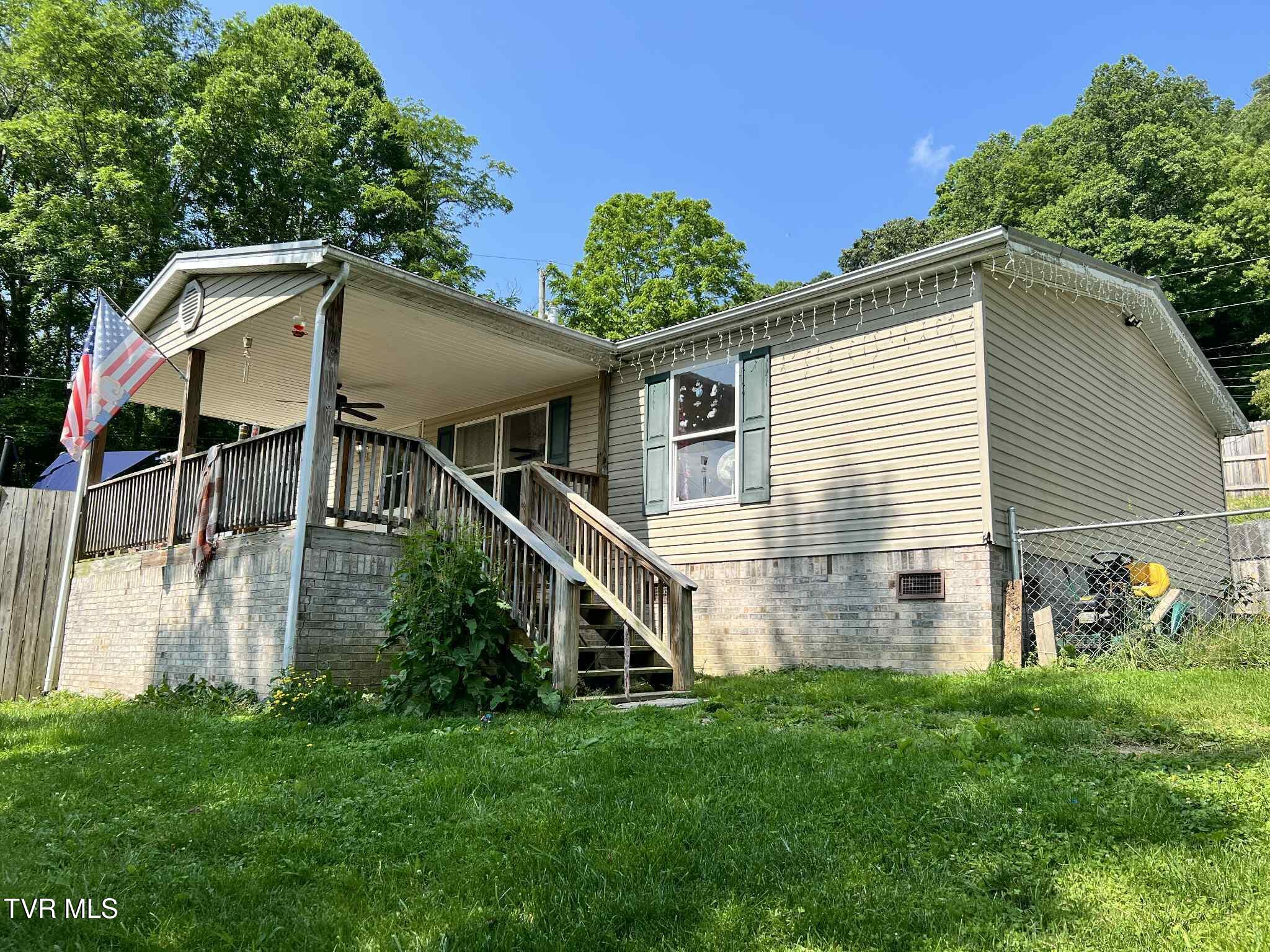 692 Northeast Hamner Avenue Property Photo 1