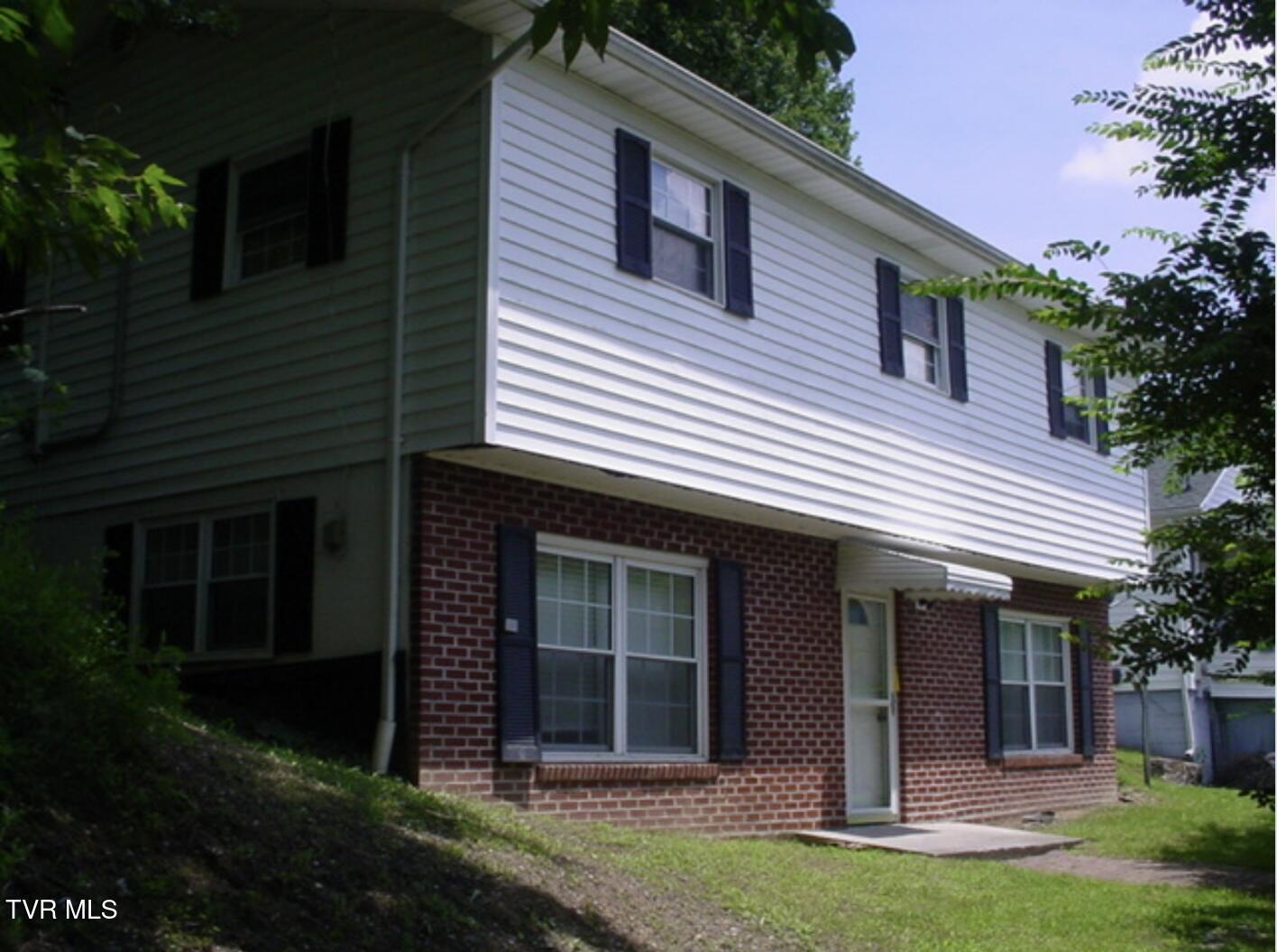 1056 Northwest Ridge East Avenue Property Photo 1