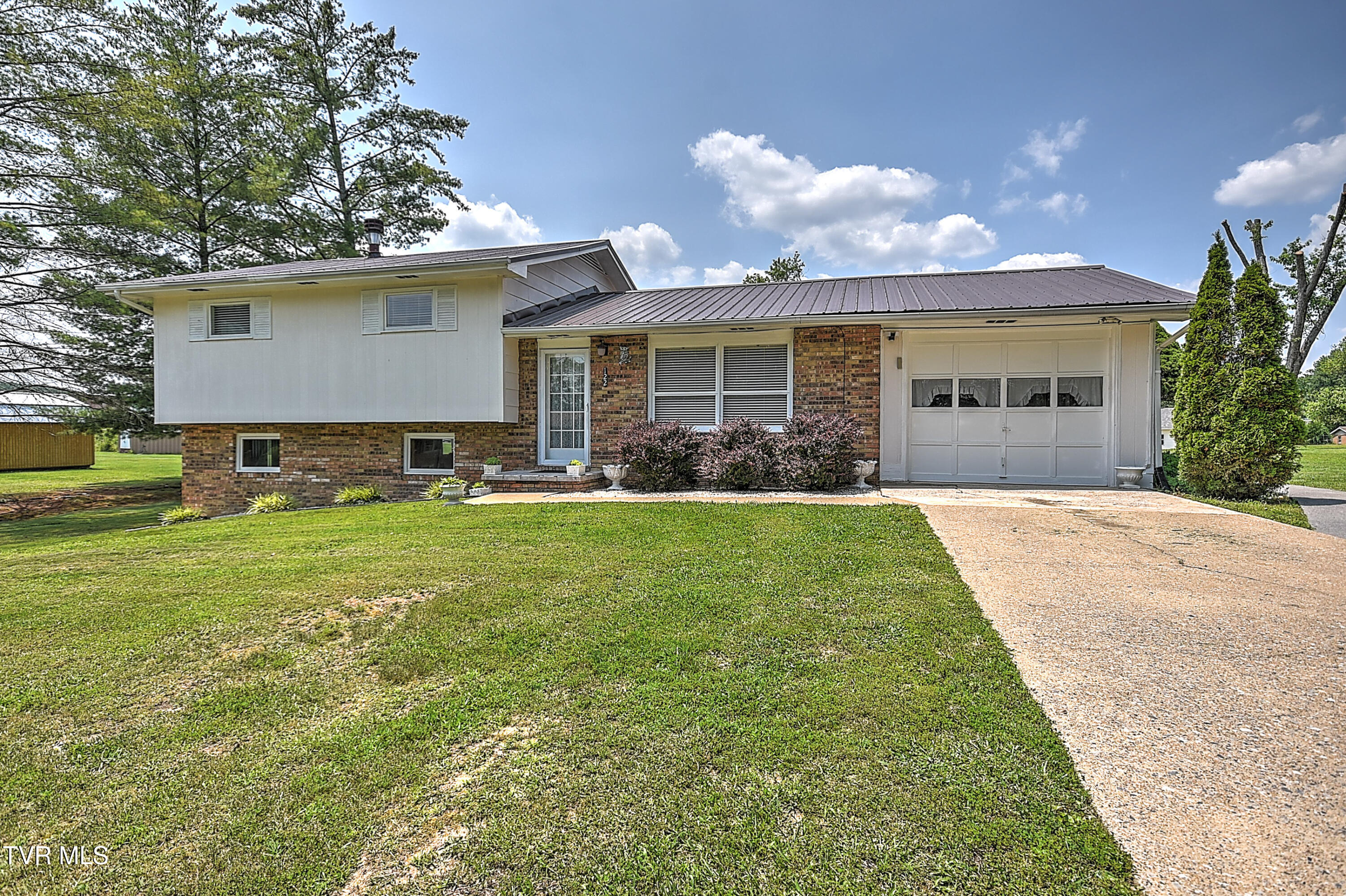 122 Lincolnshire Drive Property Photo 1