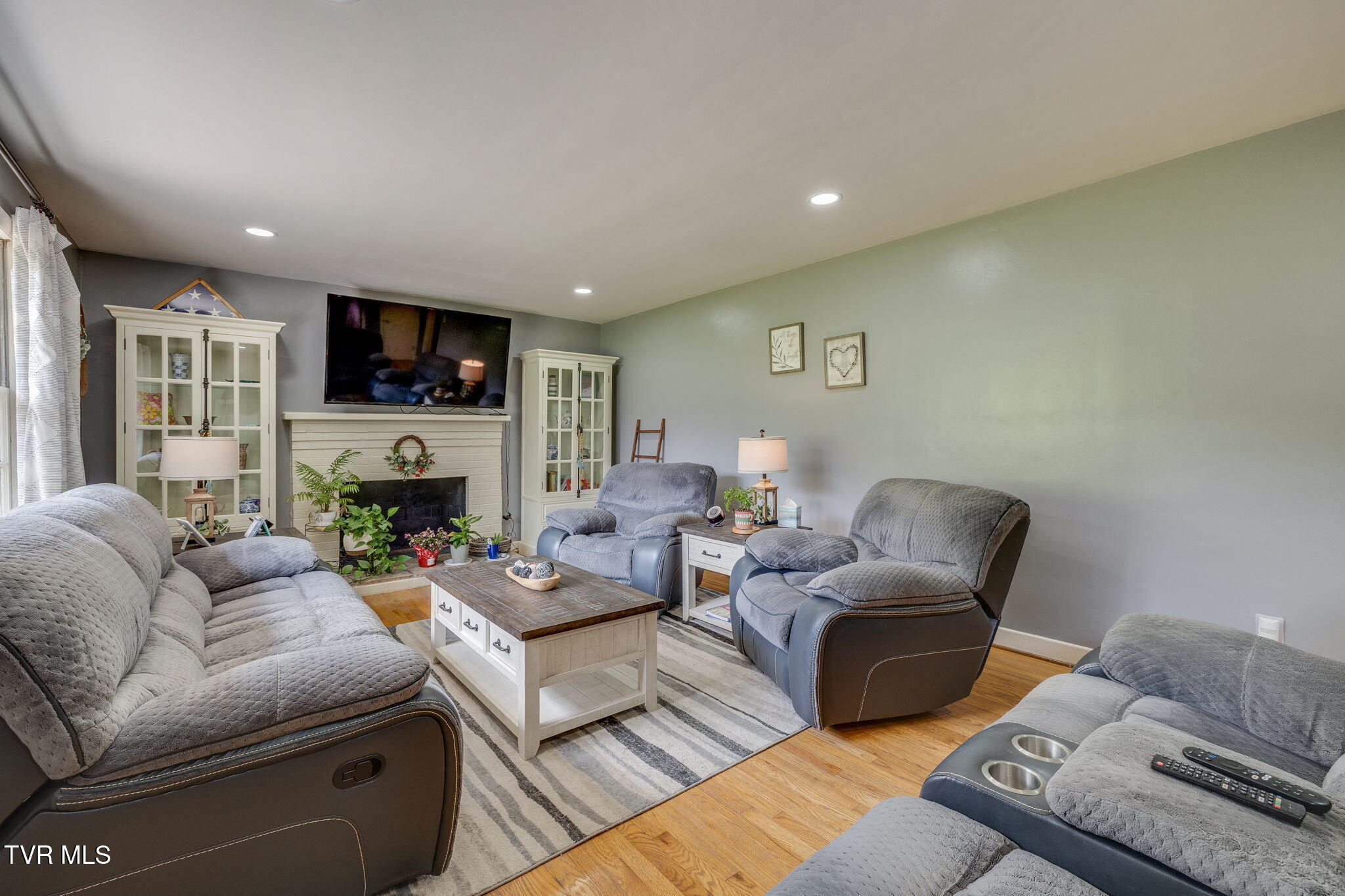 309 Knob Hill Drive Property Photo 4