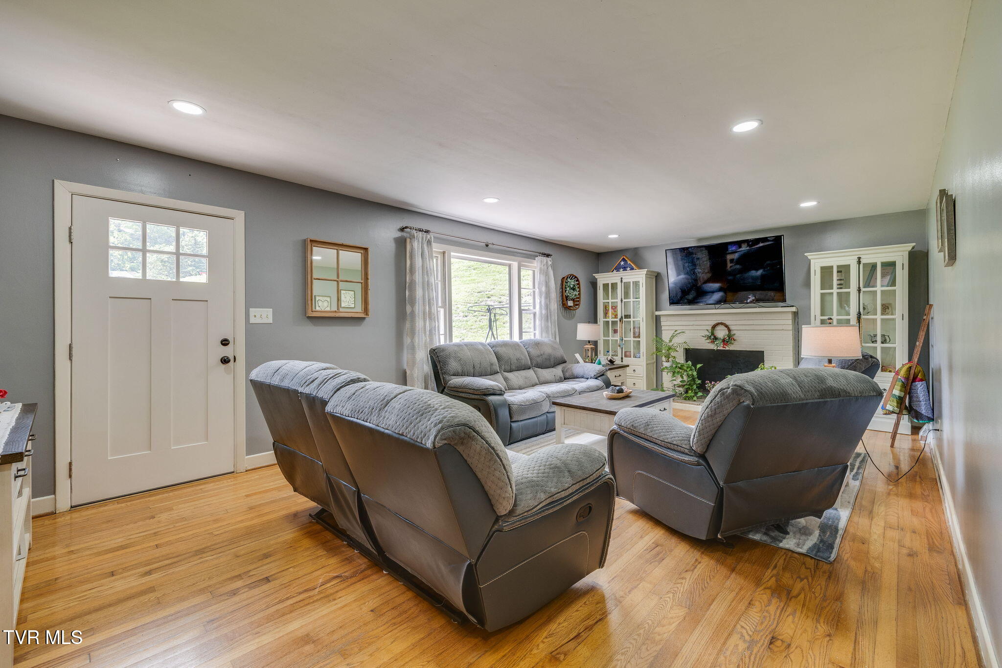 309 Knob Hill Drive Property Photo 5