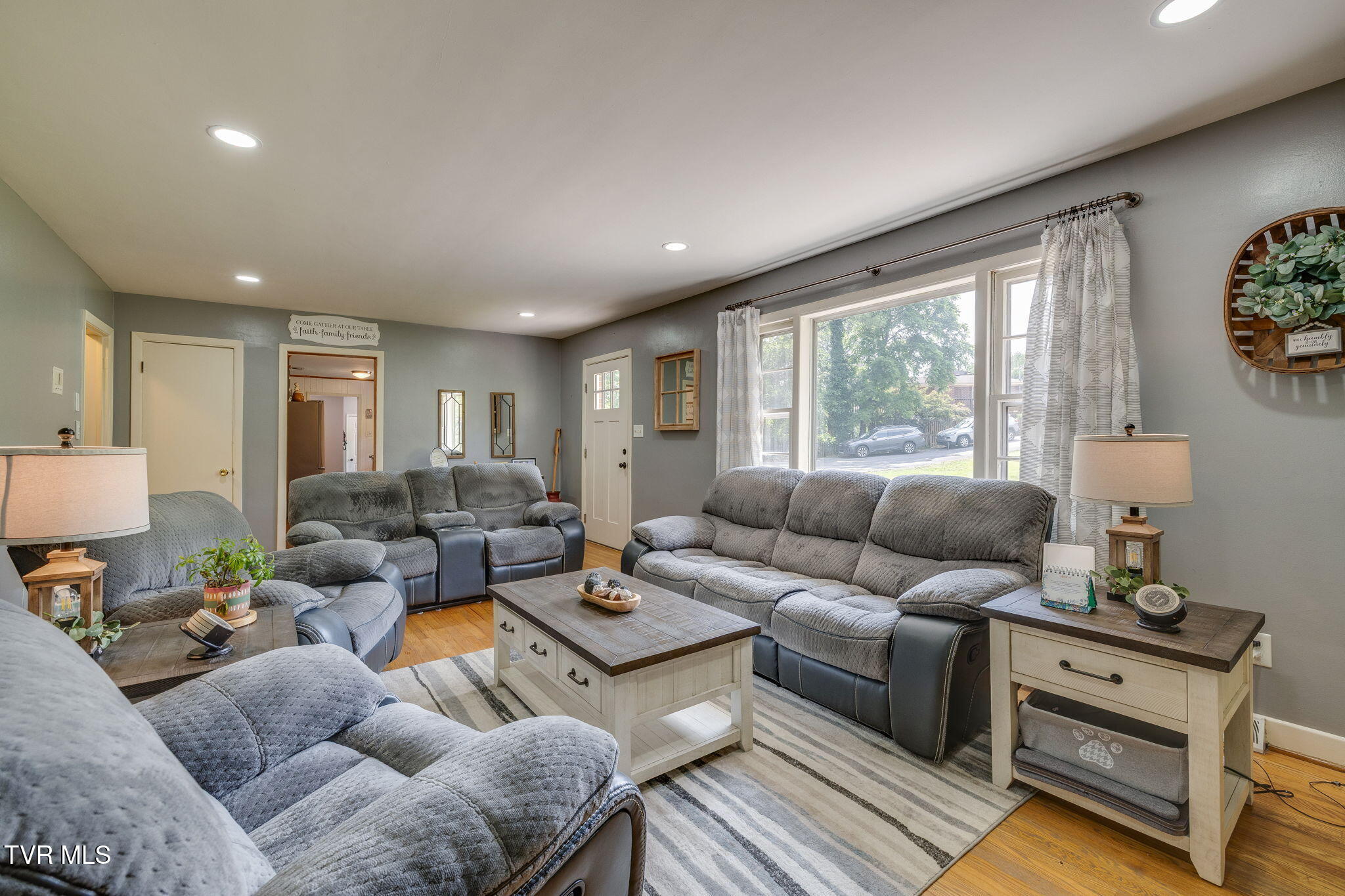 309 Knob Hill Drive Property Photo 6